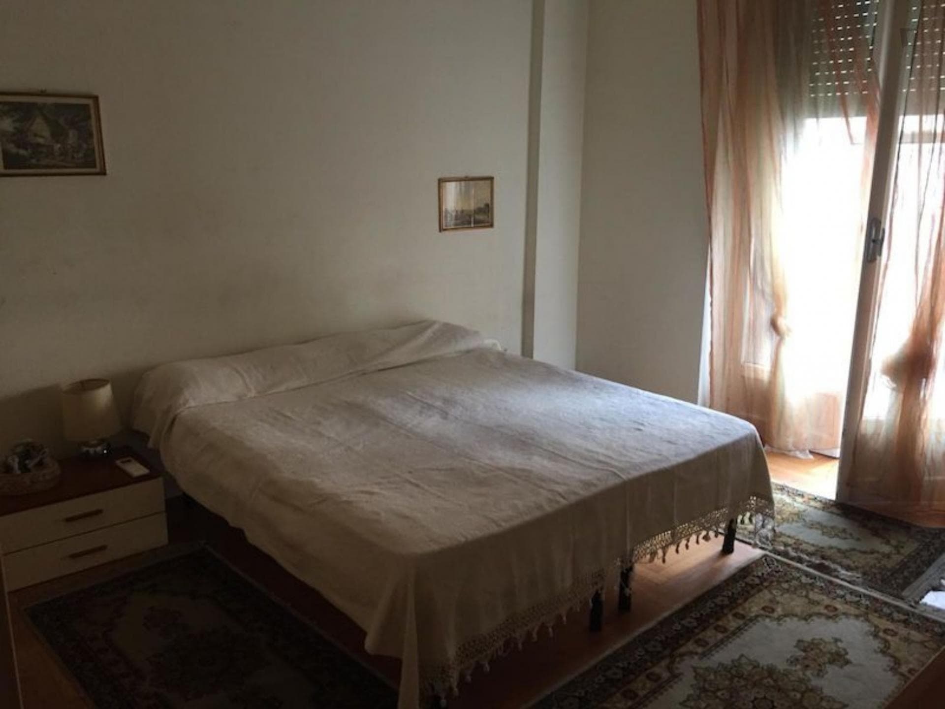 Bright double bedroom in a 3-bedroom apartment close to Bocconi University photo 1