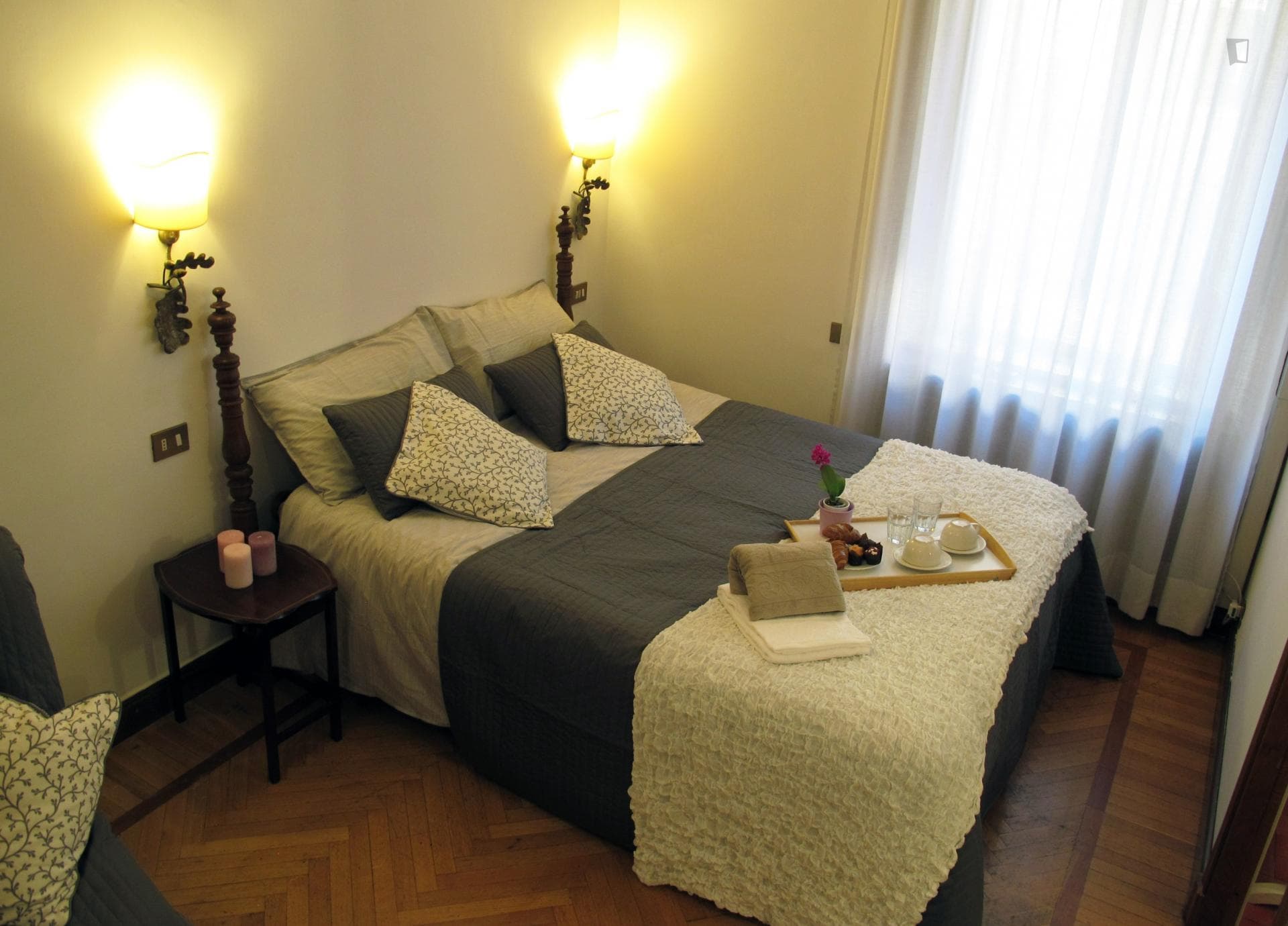Double ensuite bedroom in. a 3-bedroom apartment near Ottaviano metro station photo 1