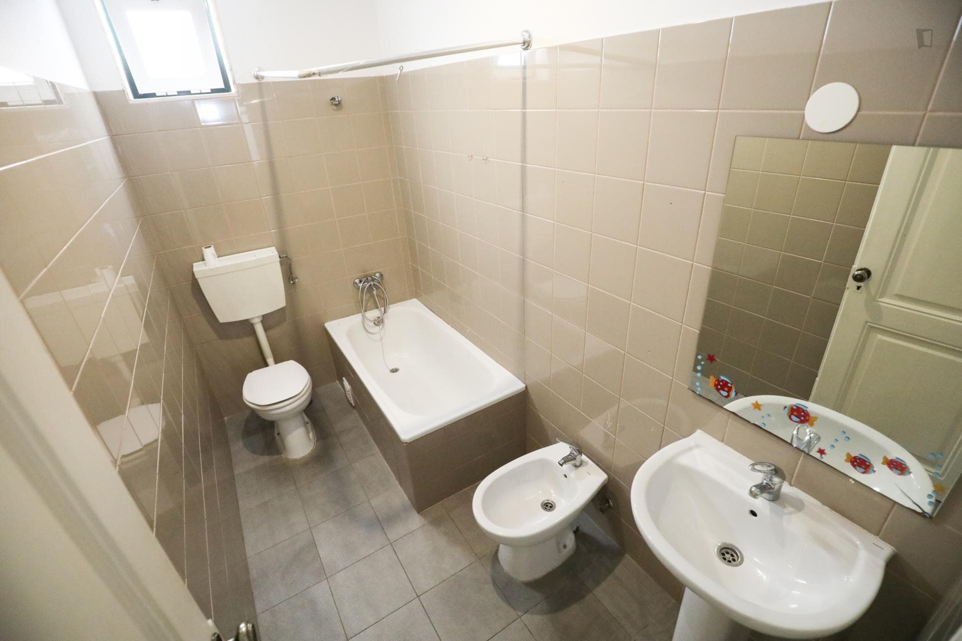 Nice double bedroom in a 5-bedroom apartment photo 1