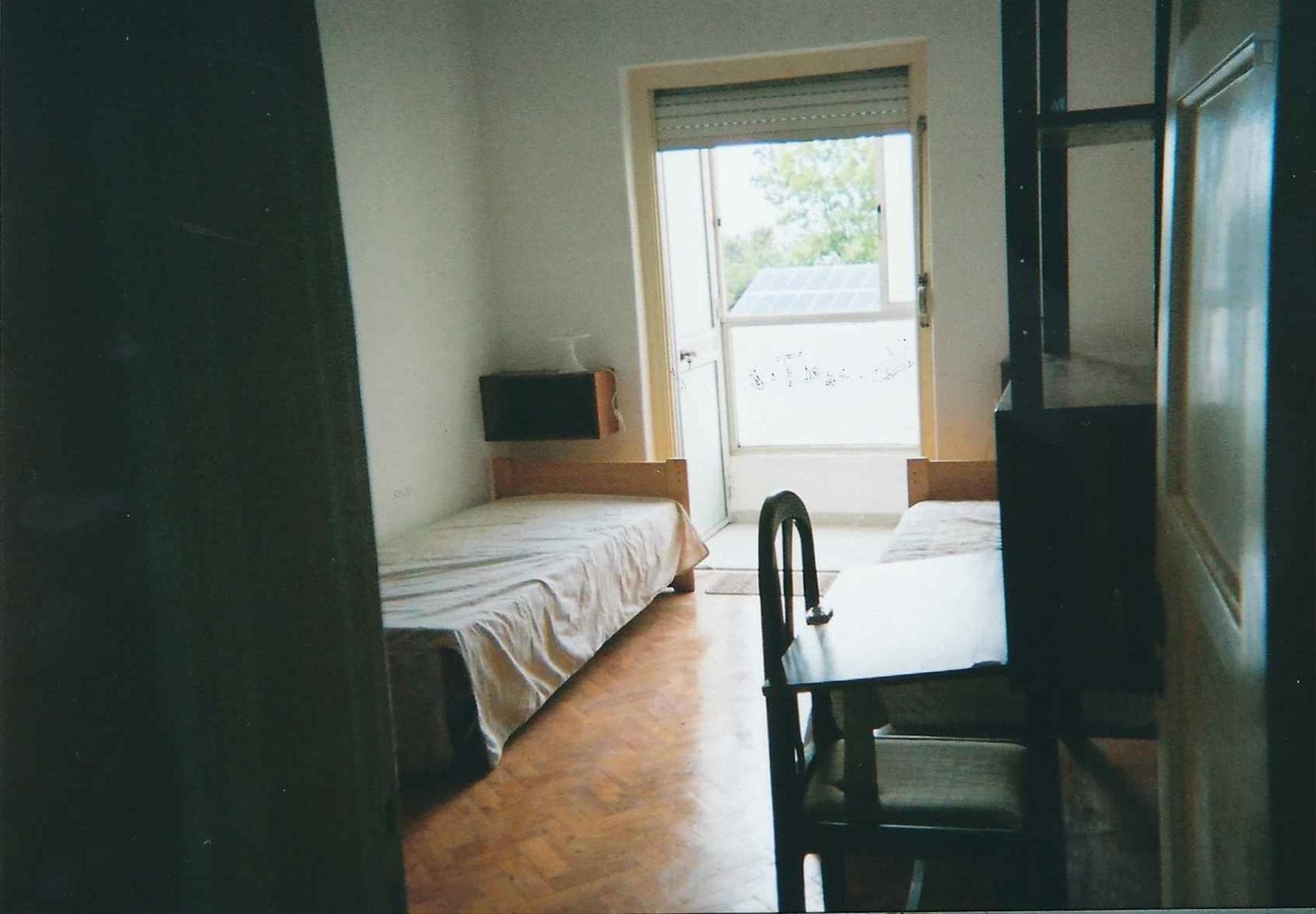 Twin bedroom near the São João Baptista metro photo 1