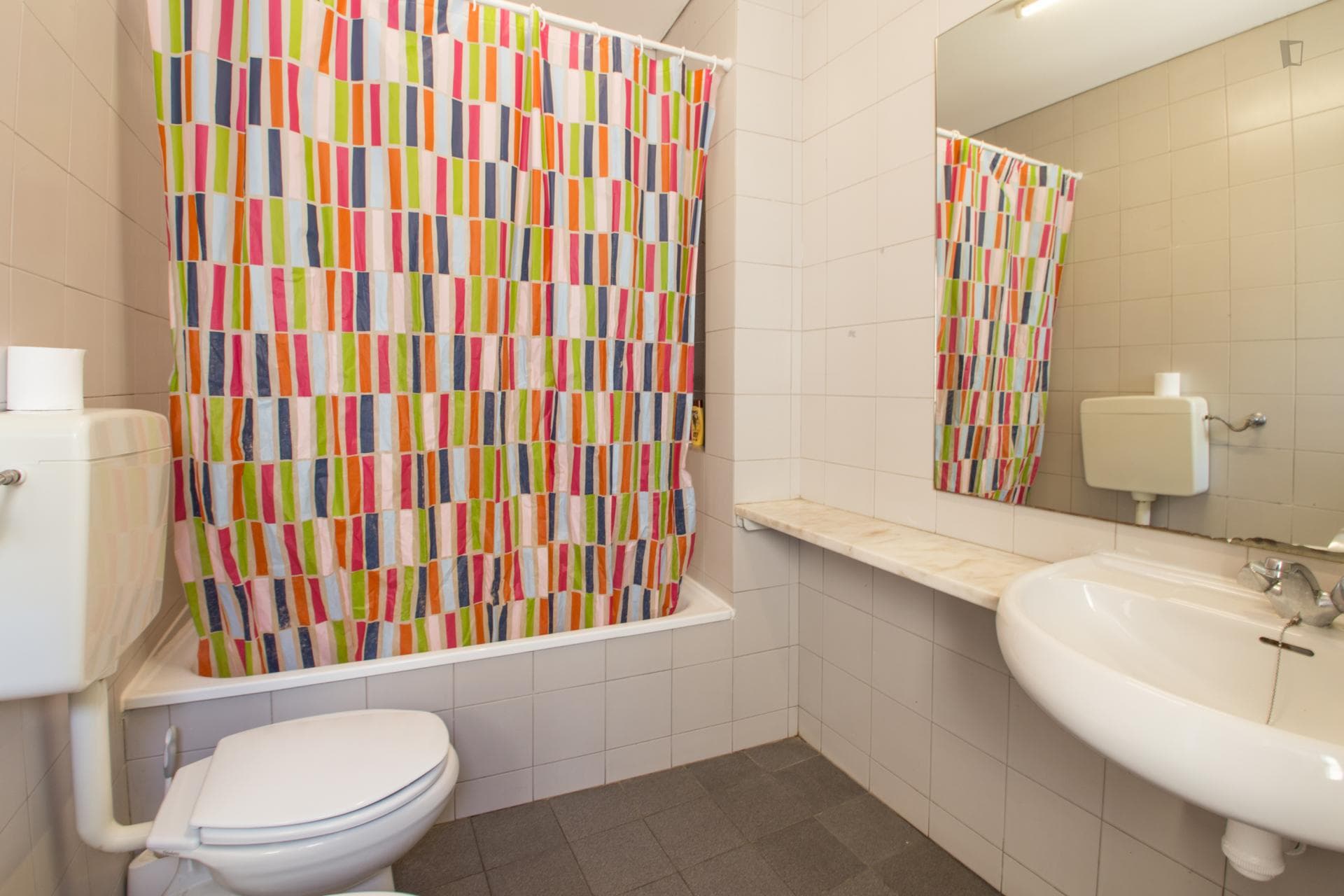 Snug double bedroom close to Martim Moniz metro station photo 1