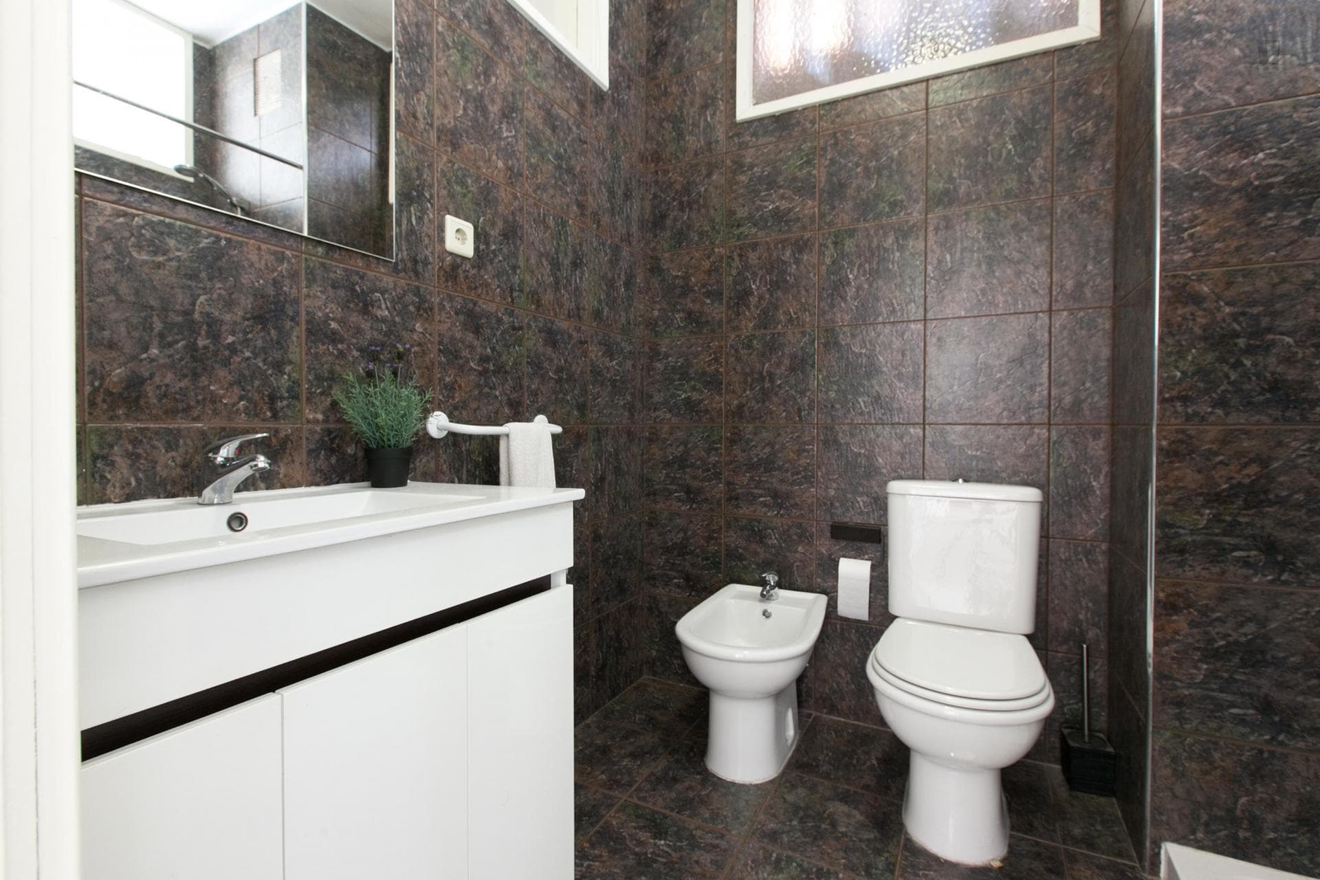 Bright double bedroom with balcony, close to Contumil metro station photo 1