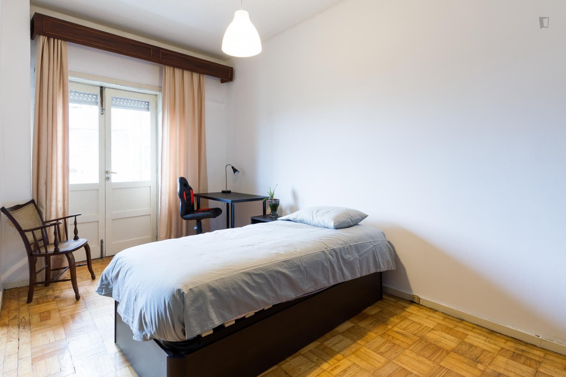 Cosy single bedroom in a 4-bedroom flat, in Paranhos photo 1