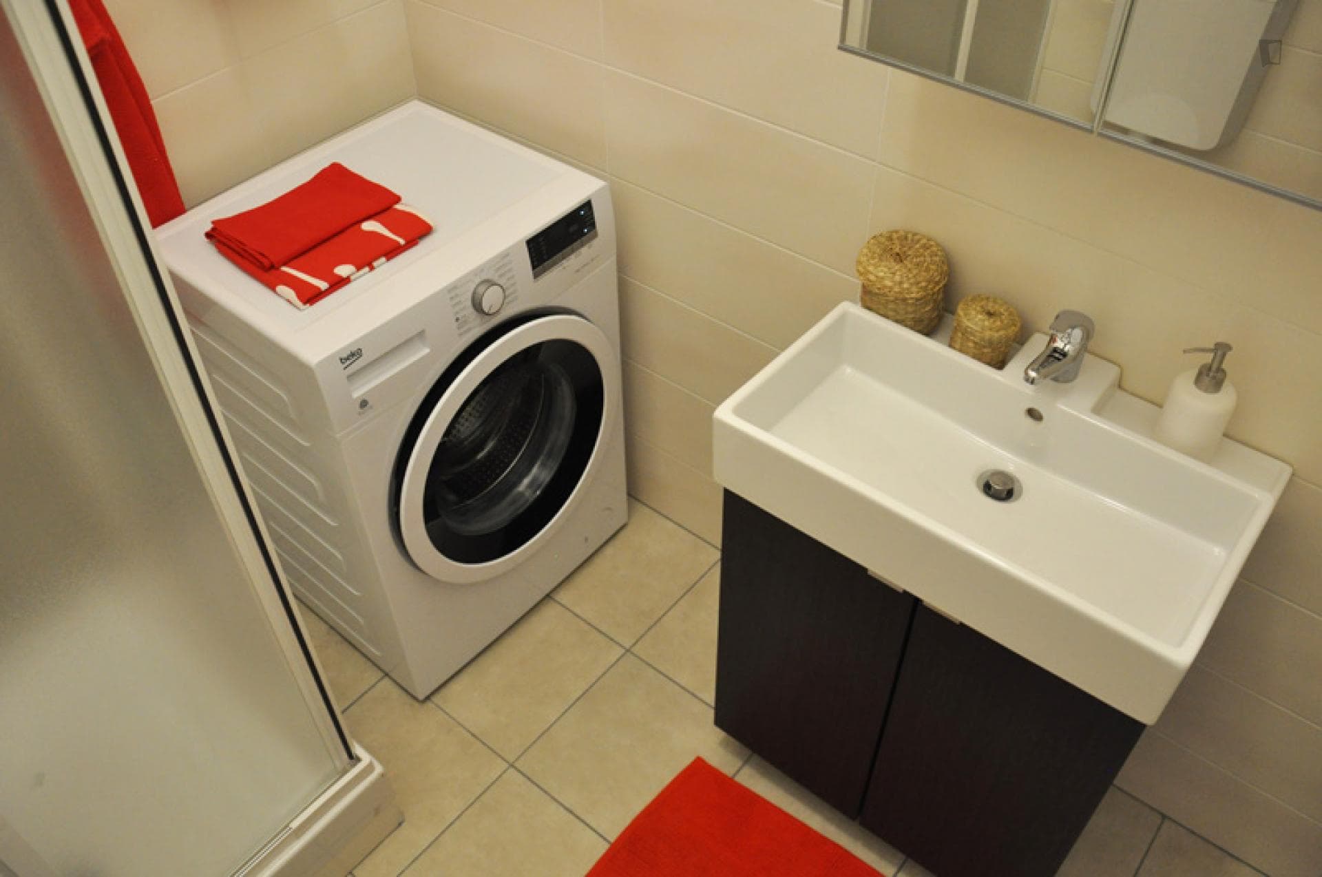 Fantastic double bedroom in a 5-bedroom apartment near Milano Repubblica train station photo 1