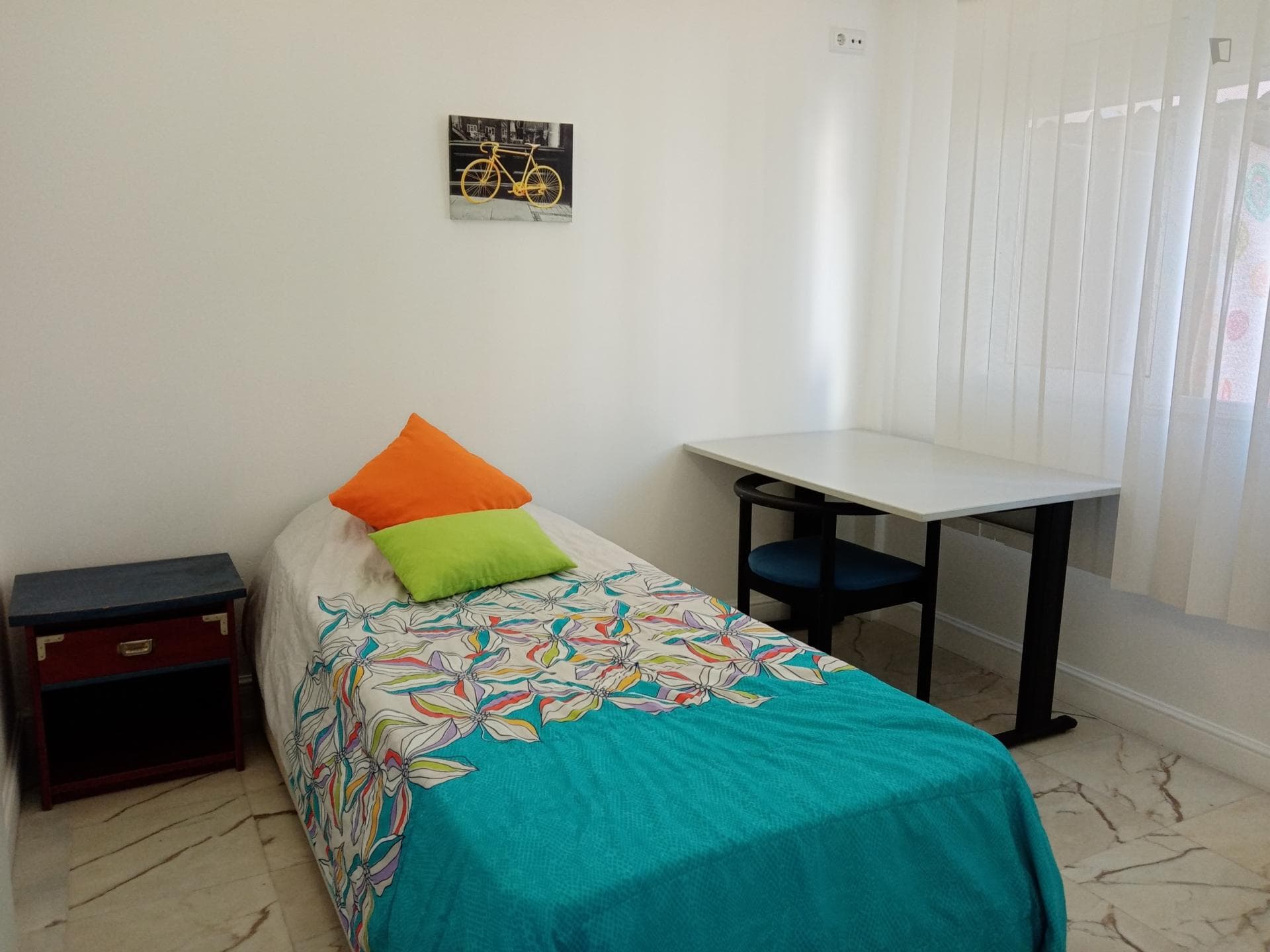 Single bedroom in 6-bedroom apartment - room 5 photo 1