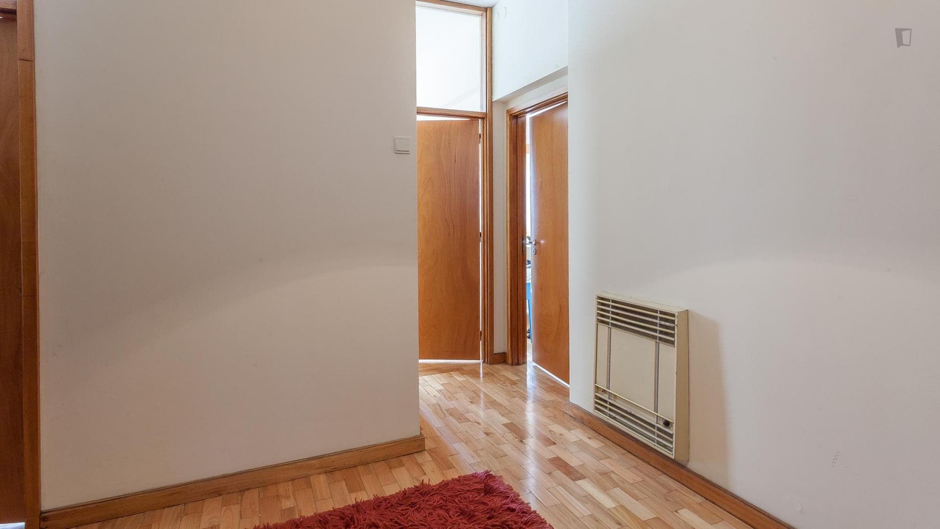 Double bedroom in spacious 4-bedroom apartment in lively Cedofeita photo 1