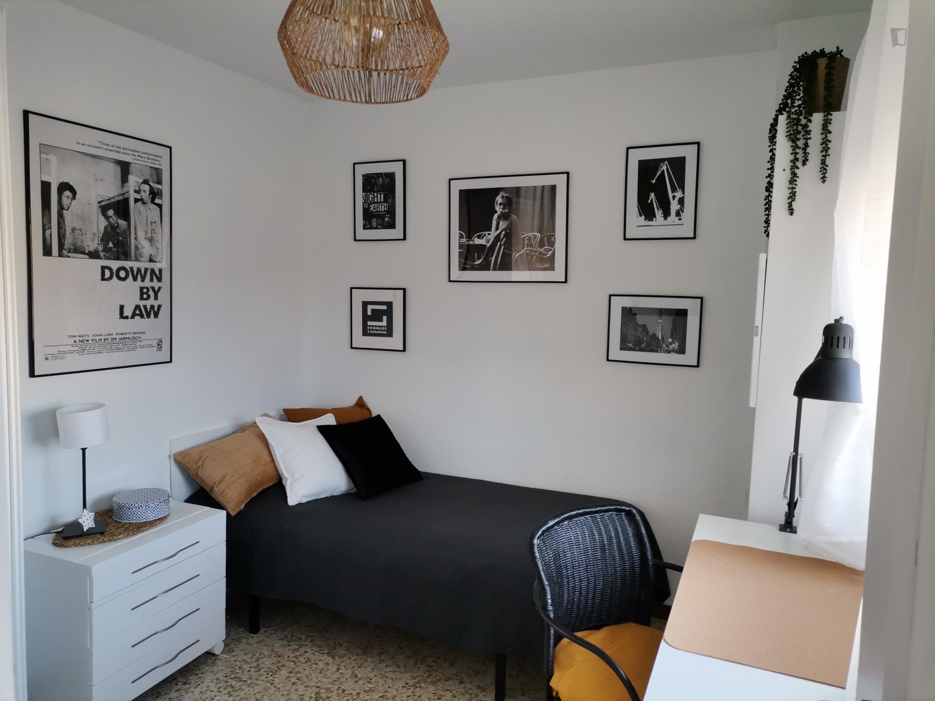 Single bedroom in a 3-bedroom apartment near Estación de Málaga María Zambrano photo 1