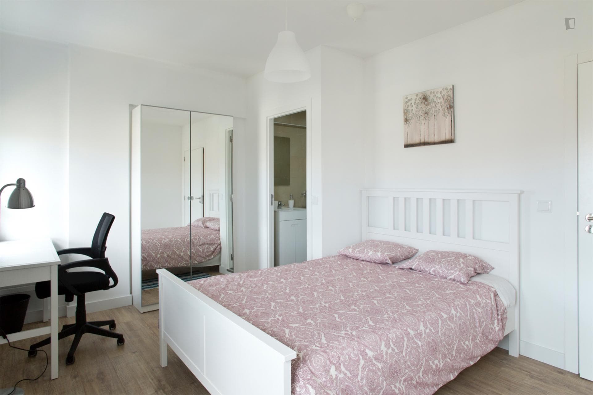 Bright double ensuite bedroom in Chelas photo 1