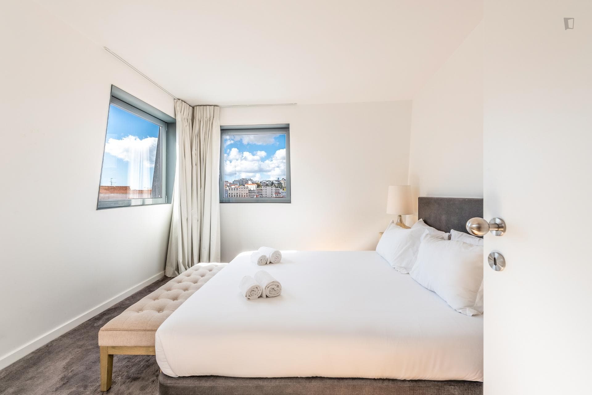 Bright 2-bedroom apartment near IADE - Creative University photo 1