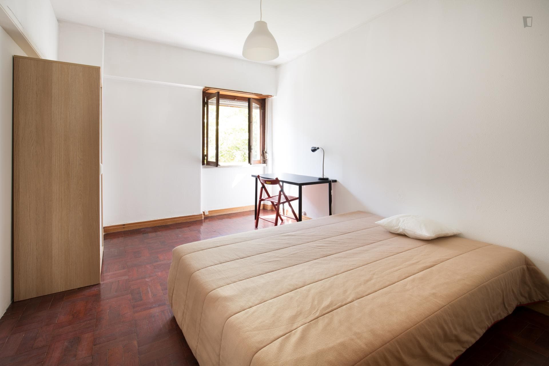 Comfy double bedroom in a residence in Alcântara photo 1