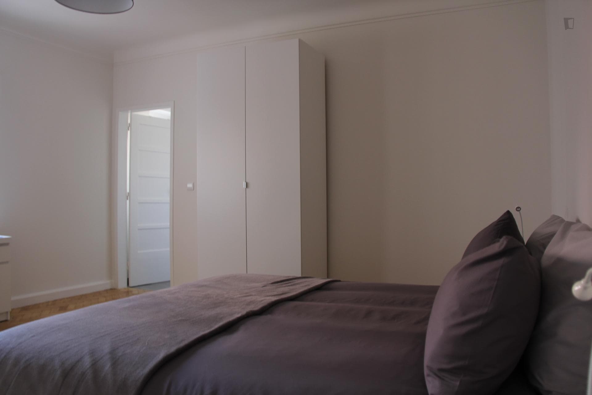 Spacious double ensuite bedroom in Roma-Areeiro photo 1