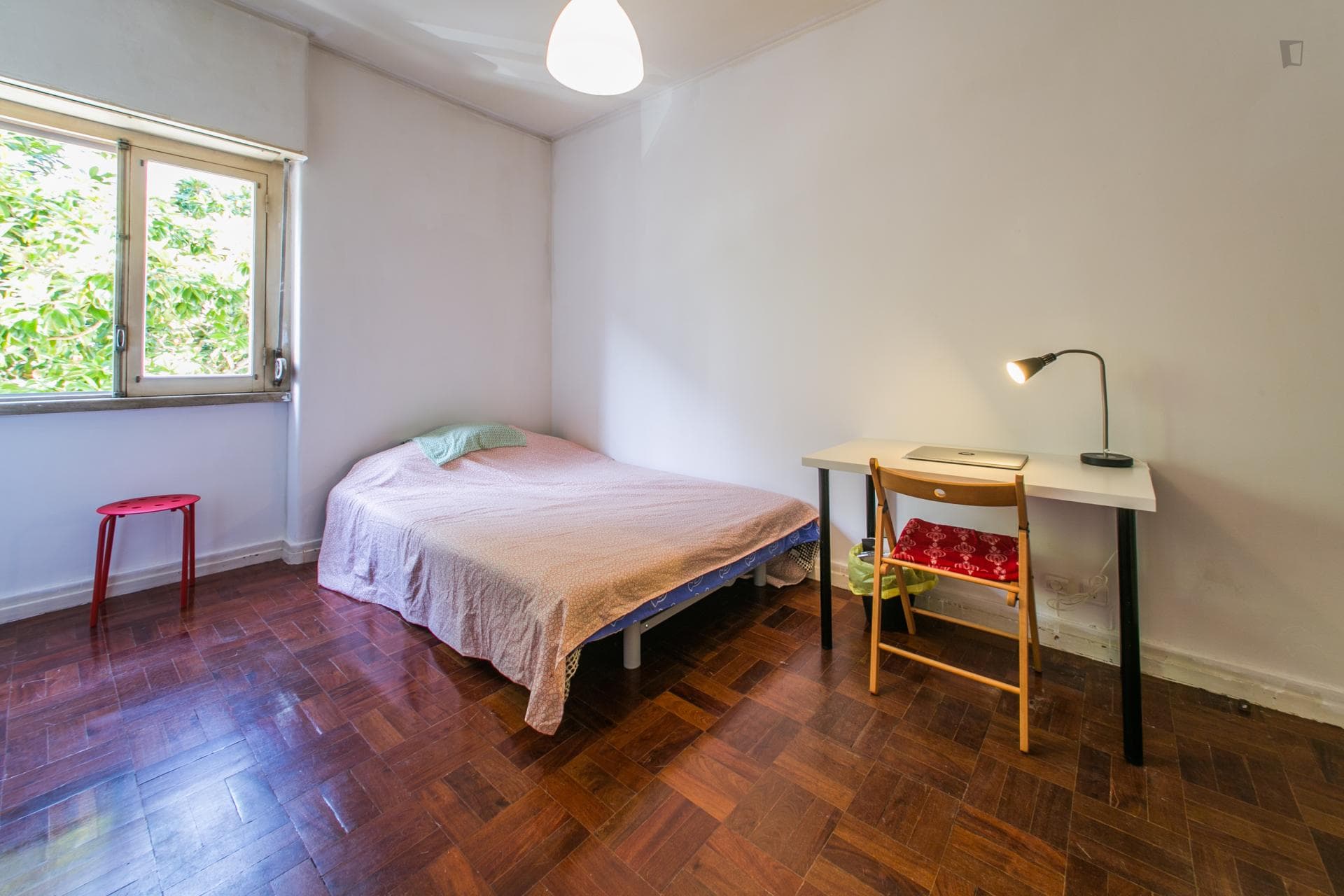 Fresh and welcoming double bedroom not far from Instituto Superior de Economia e Gestão photo 1