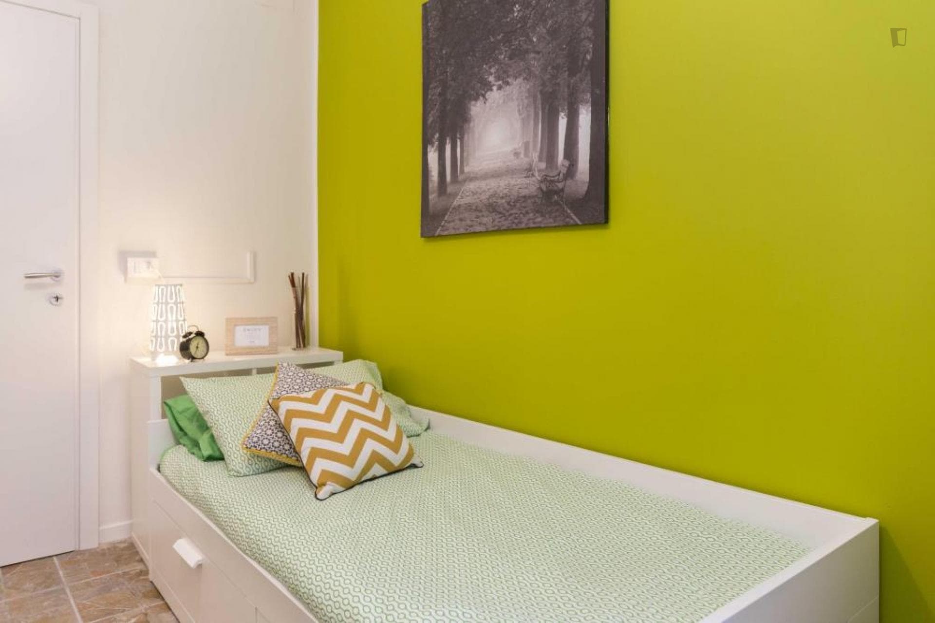 Homely single bedroom in a 3-bedroom apartment in Lorenteggio photo 1
