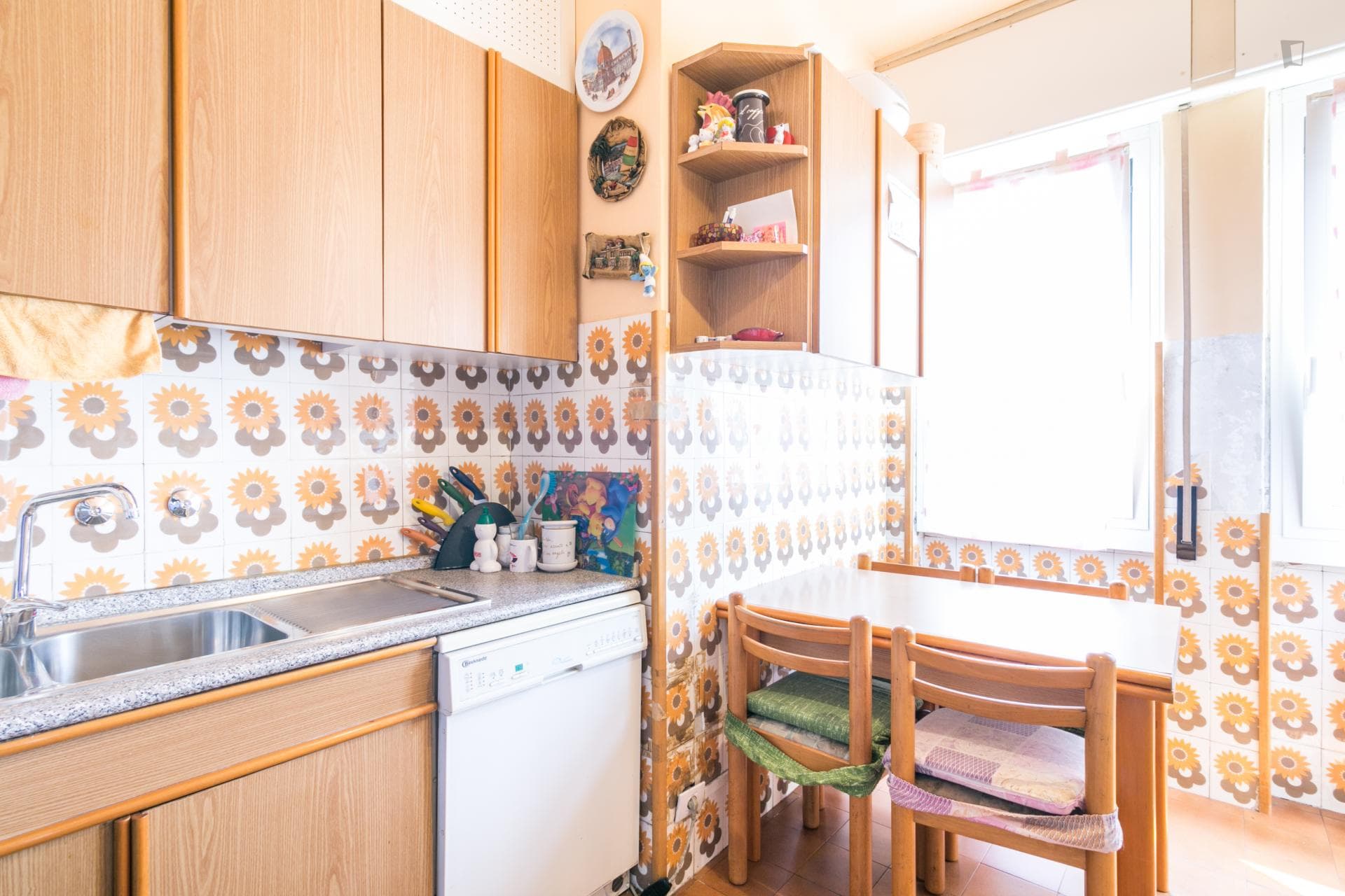 Single in multiple beds bedroom, with balcony, in 3-bedroom apartment photo 1