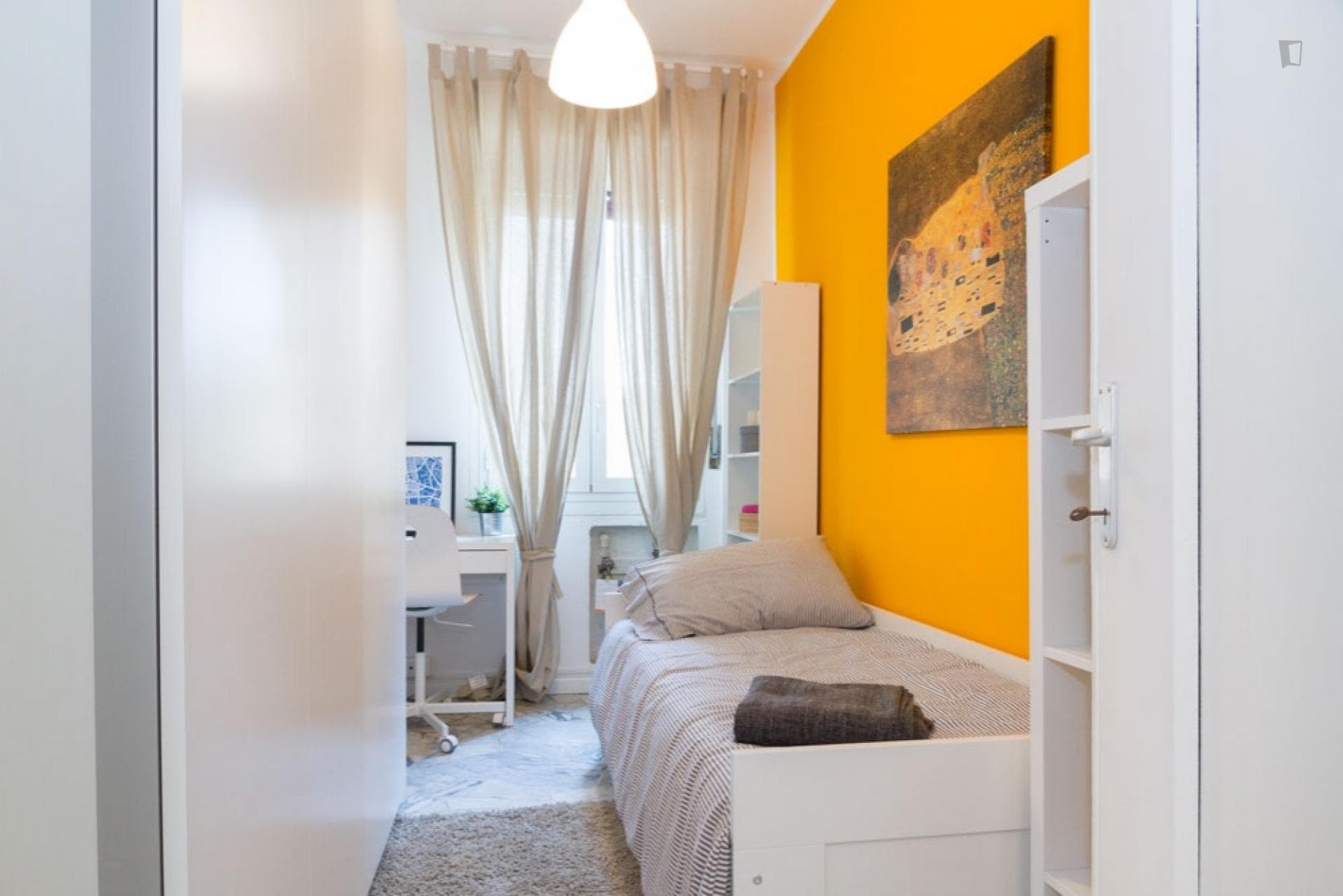 Snug single bedroom in a 3-bedroom apartment in Lorenteggio photo 1