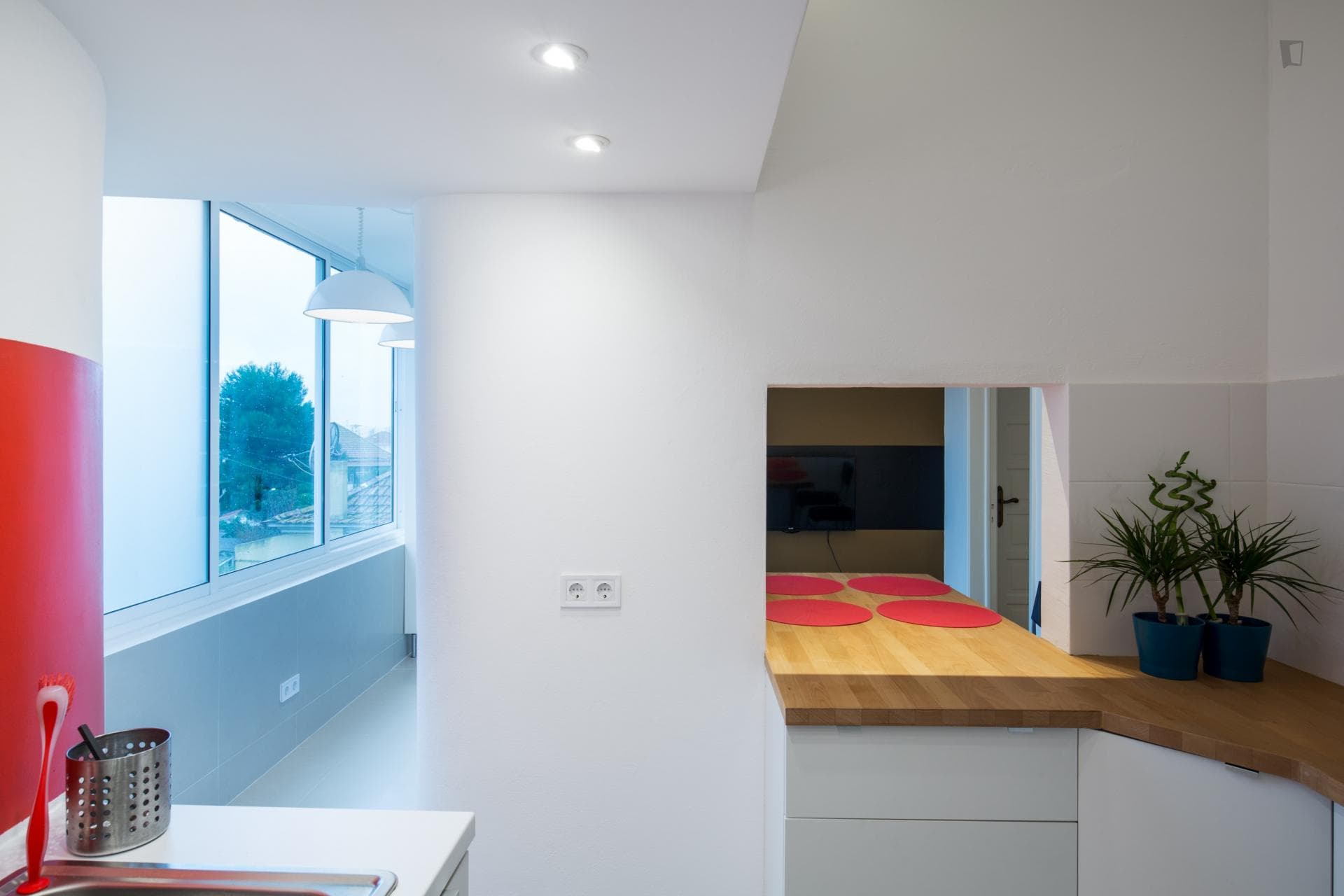 Graceful double bedroom not far from Santo Amaro train station photo 1