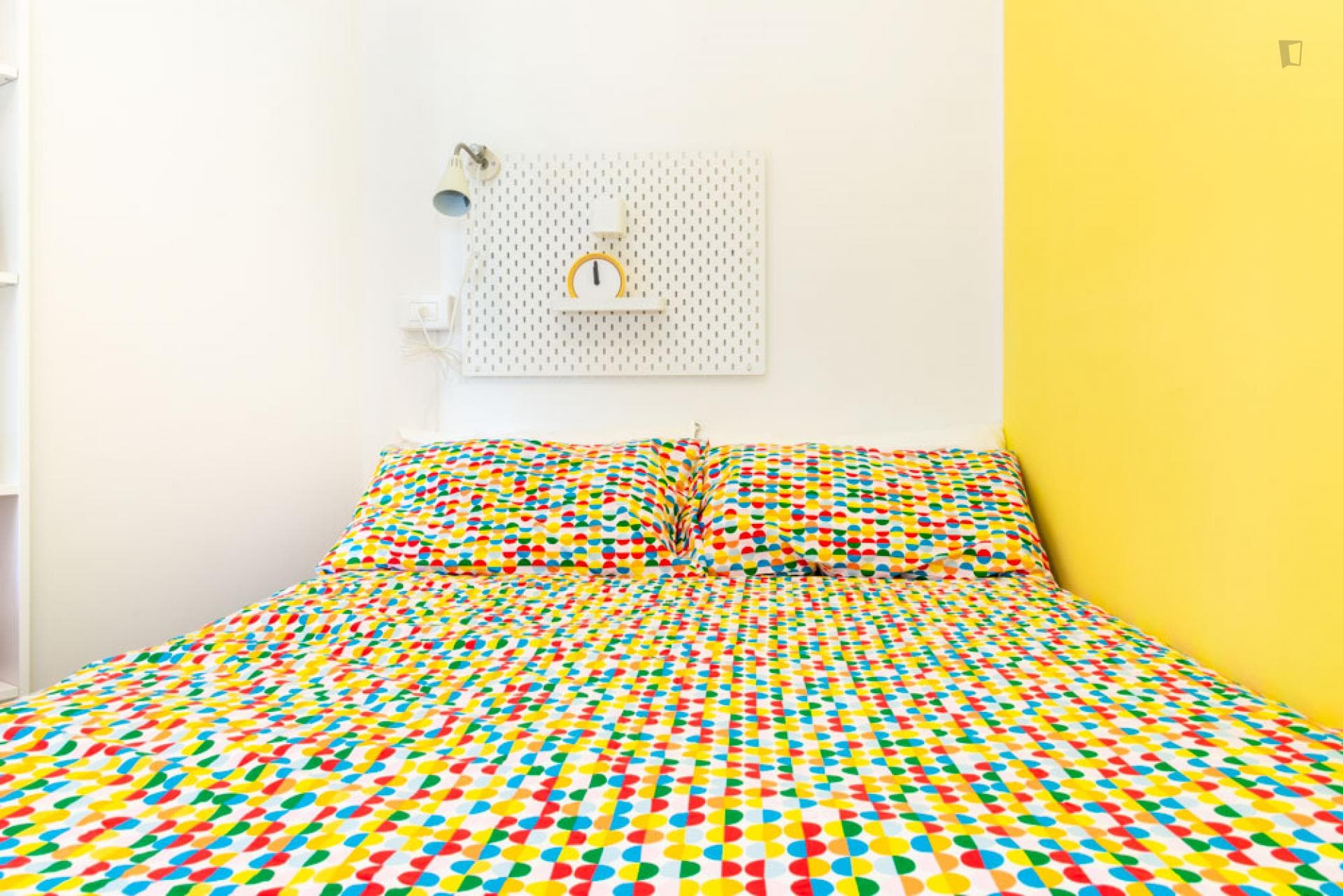 Snug double bedroom in a 3-bedroom apartment near Bande Nere metro station photo 1