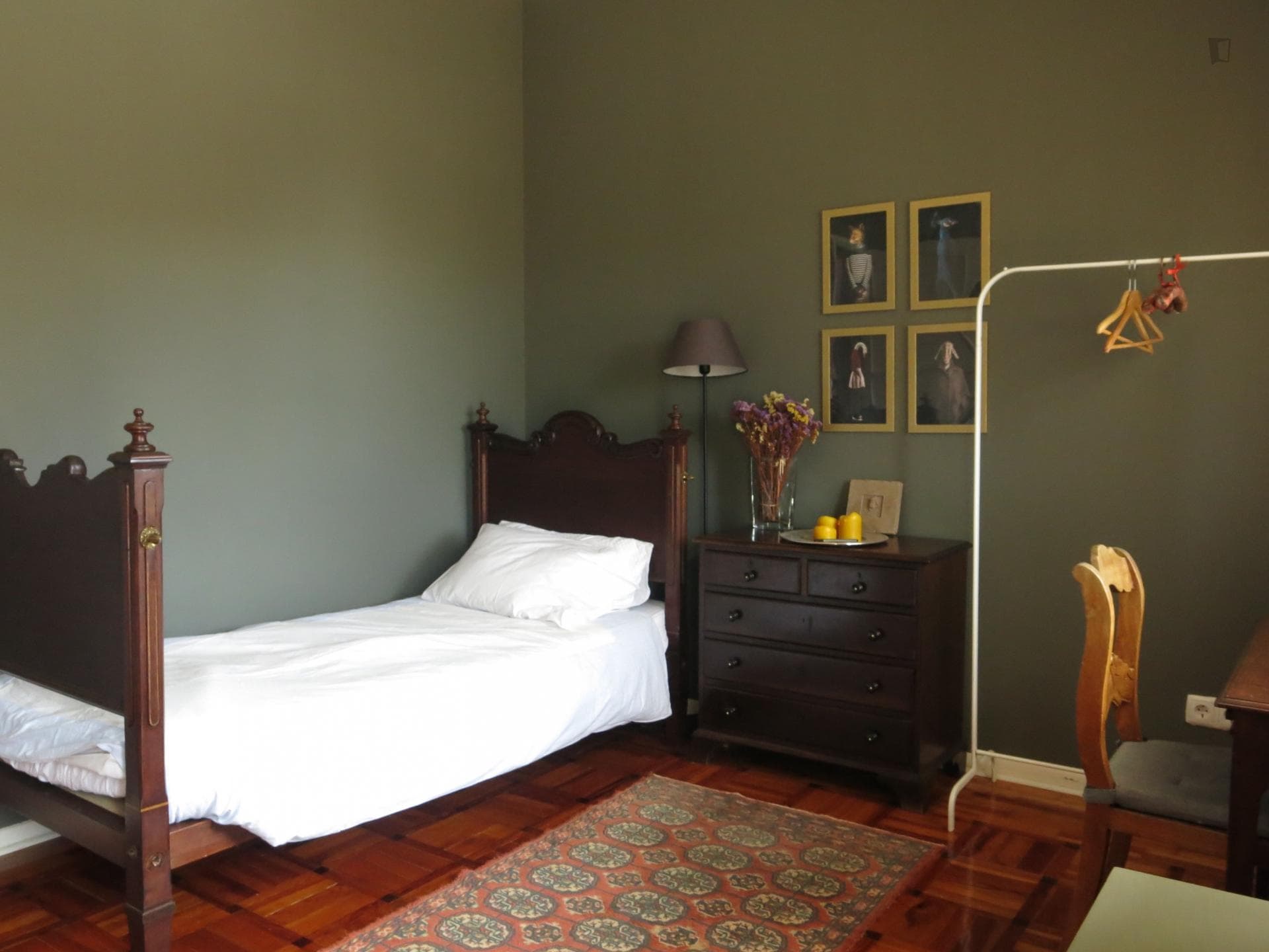 Single bedroom, with private bathroom and balcony, in 3-bedroom apartment photo 1