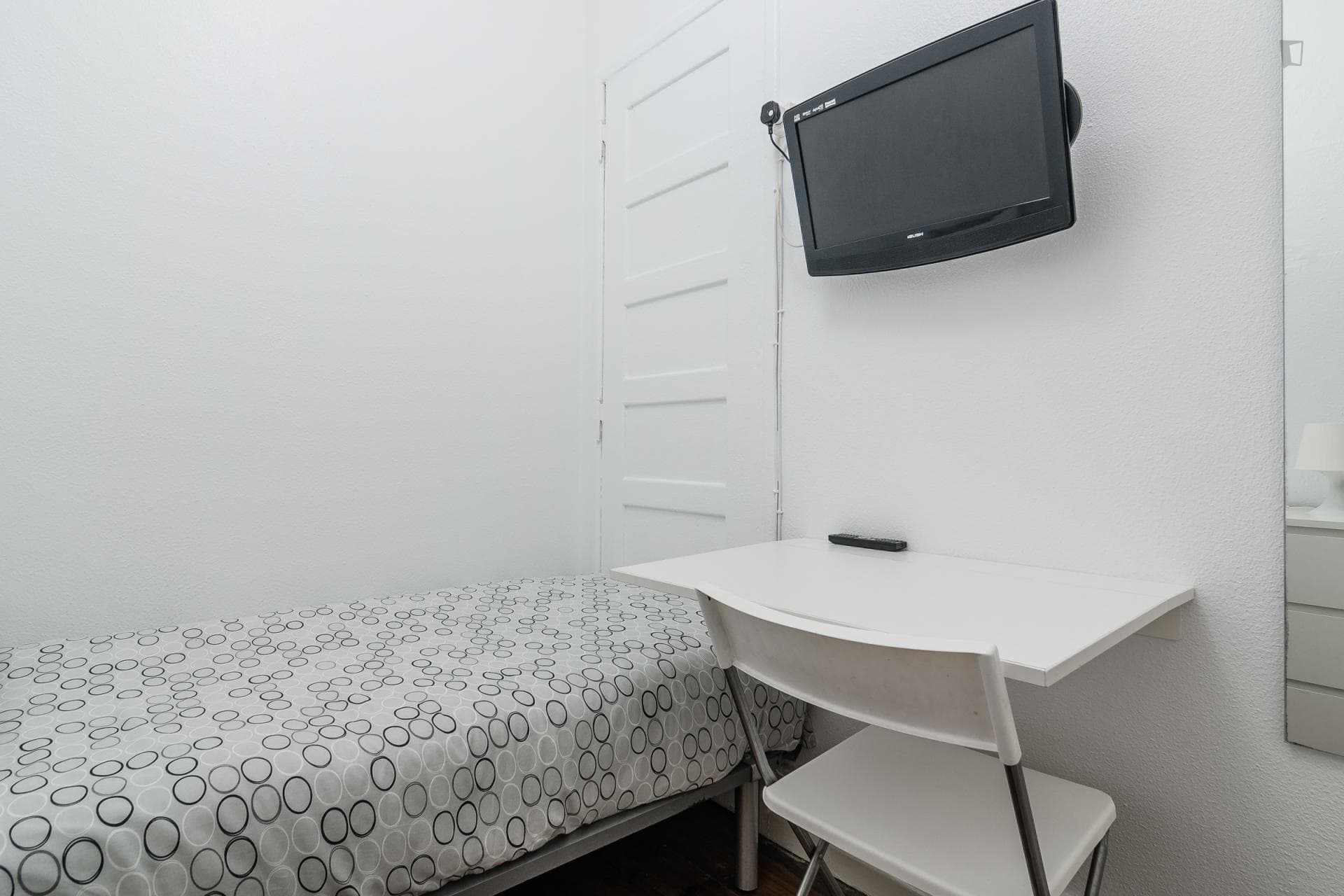 Single bedroom with no window in apartment near Areeiro metro station photo 1
