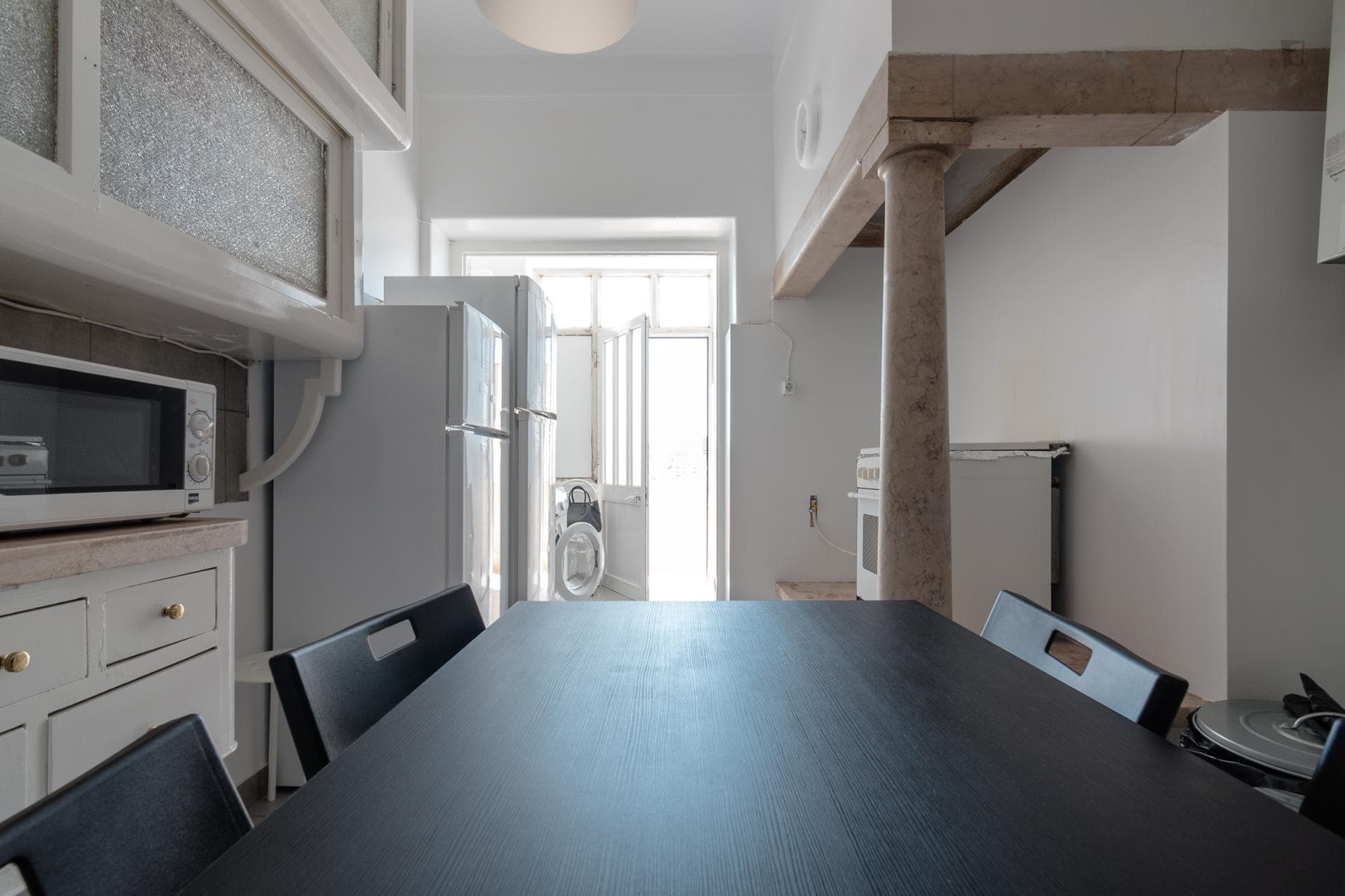 Peaceful single bedroom in a 7-bedroom apartment between the Anjos and Martim Moniz metro stations photo 1