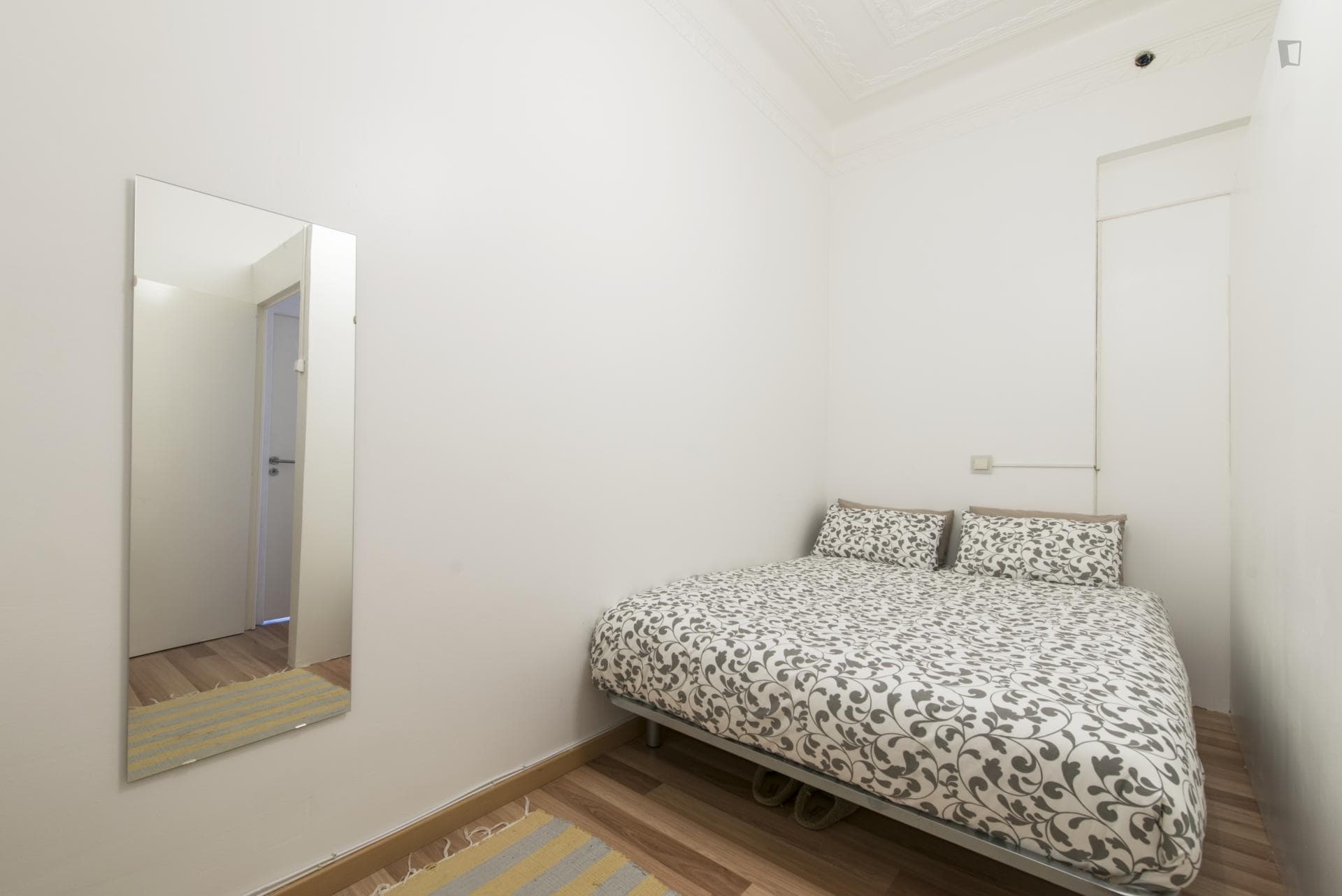 Alluring double bedroom not far from Anjos metro station photo 1