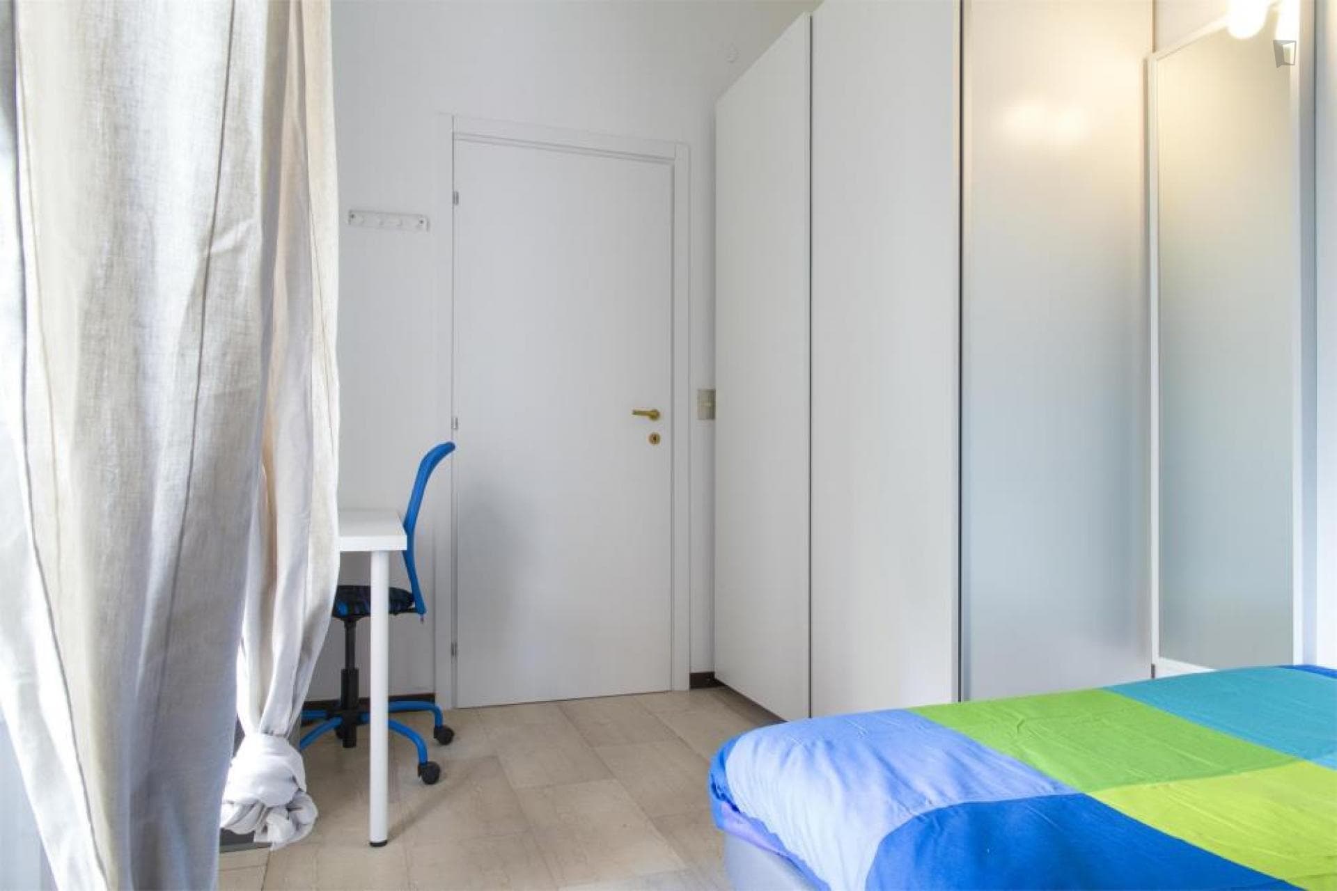 Cozy double bedroom in a 4-bedroom apartment near Bande Nere metro station photo 1