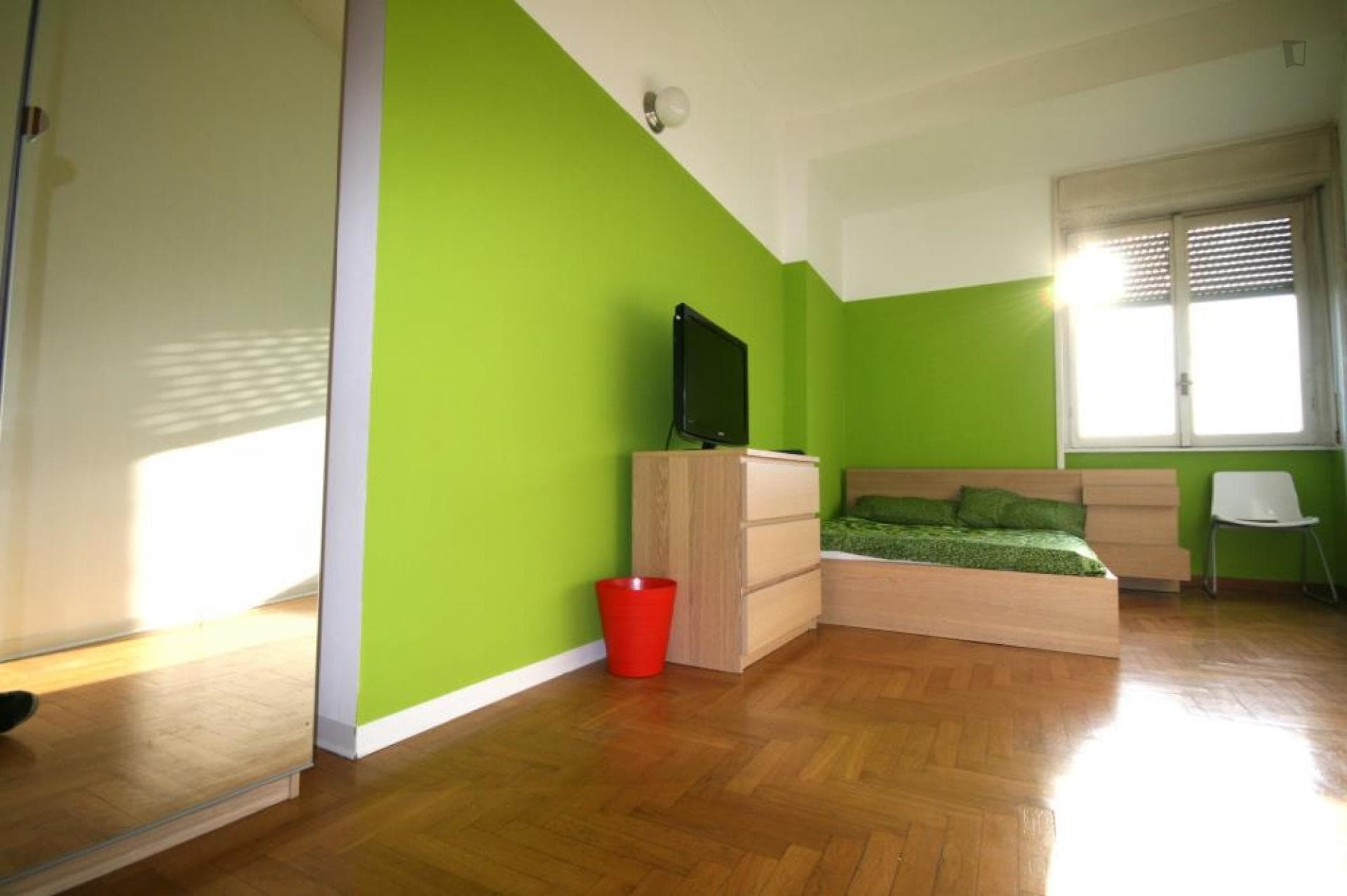 Spacious double bedroom in a 5-bedroom apartment near Milano Repubblica train station photo 1