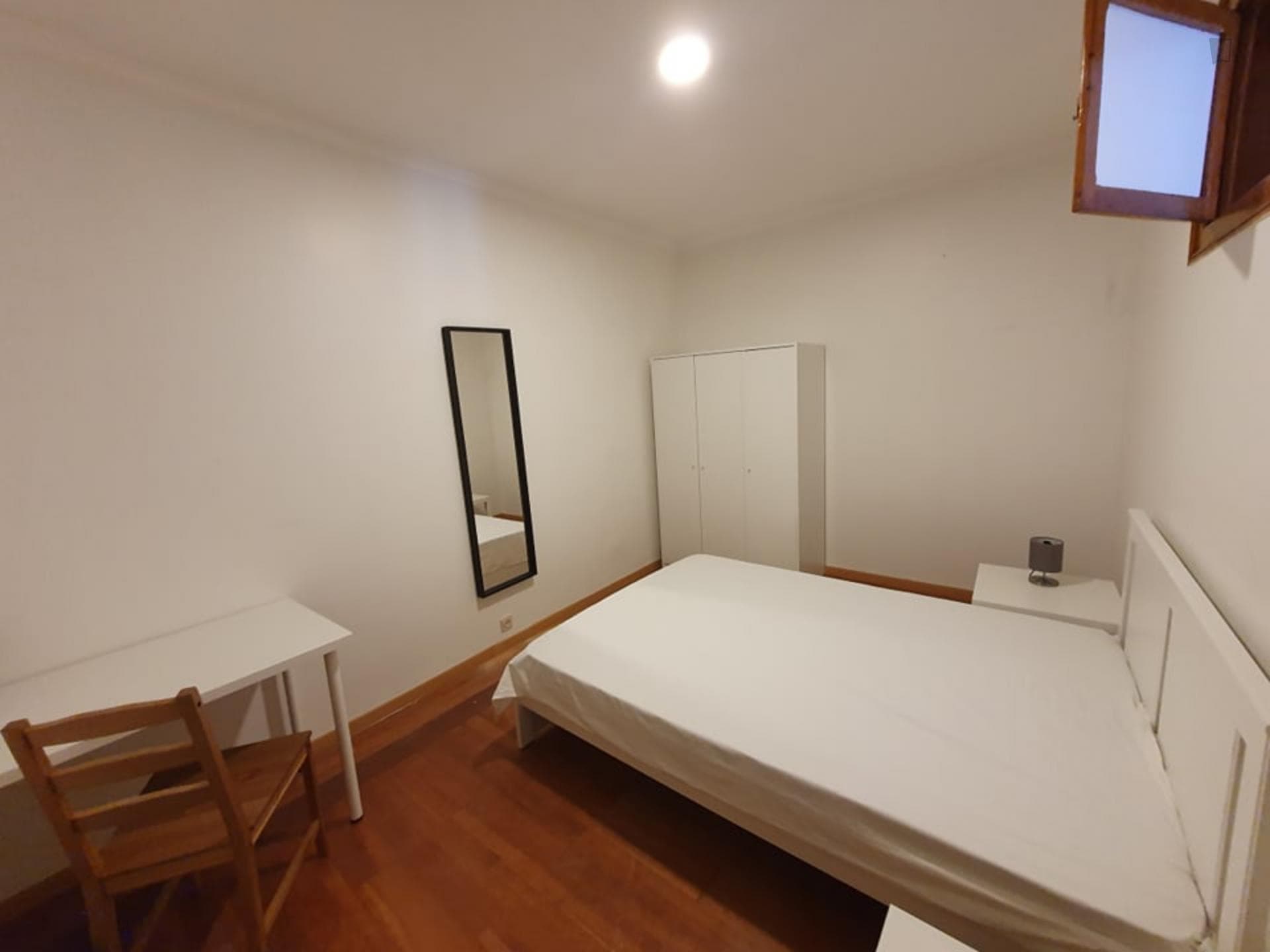 Charming double bedroom in a 5-bedroom apartment near Anjos metro station photo 1