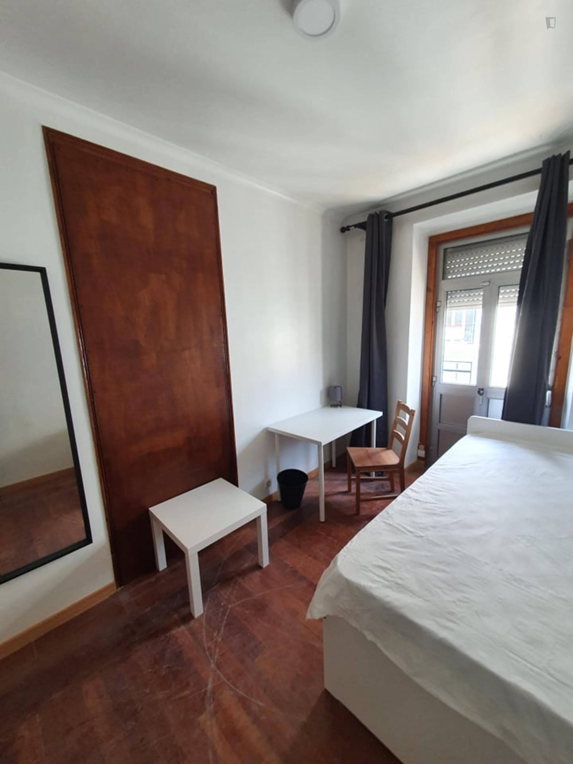 Cozy single bedroom in a 5-bedroom apartment near Anjos metro station photo 1