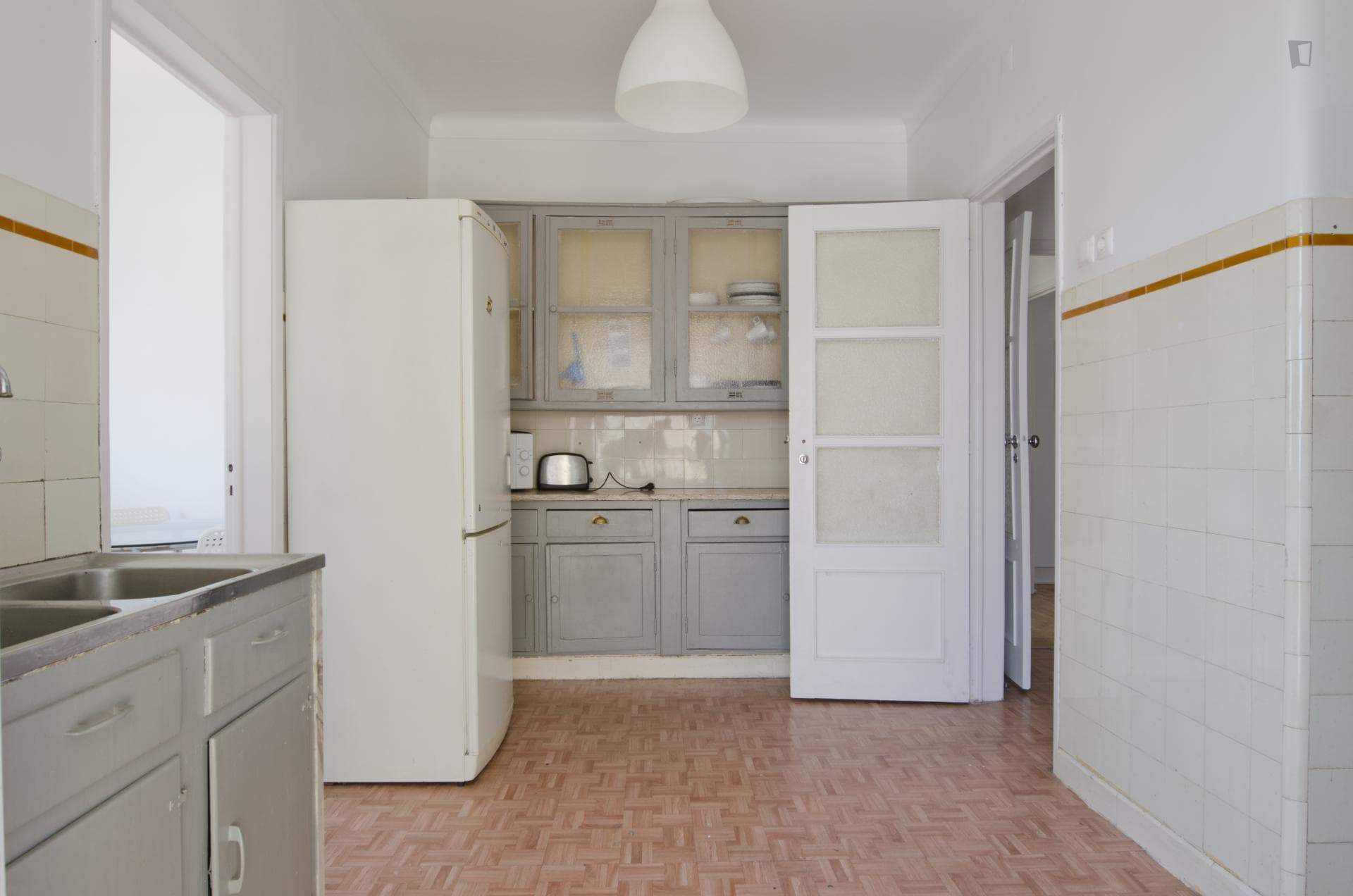 Charming single bedroom in busy Alvalade photo 1