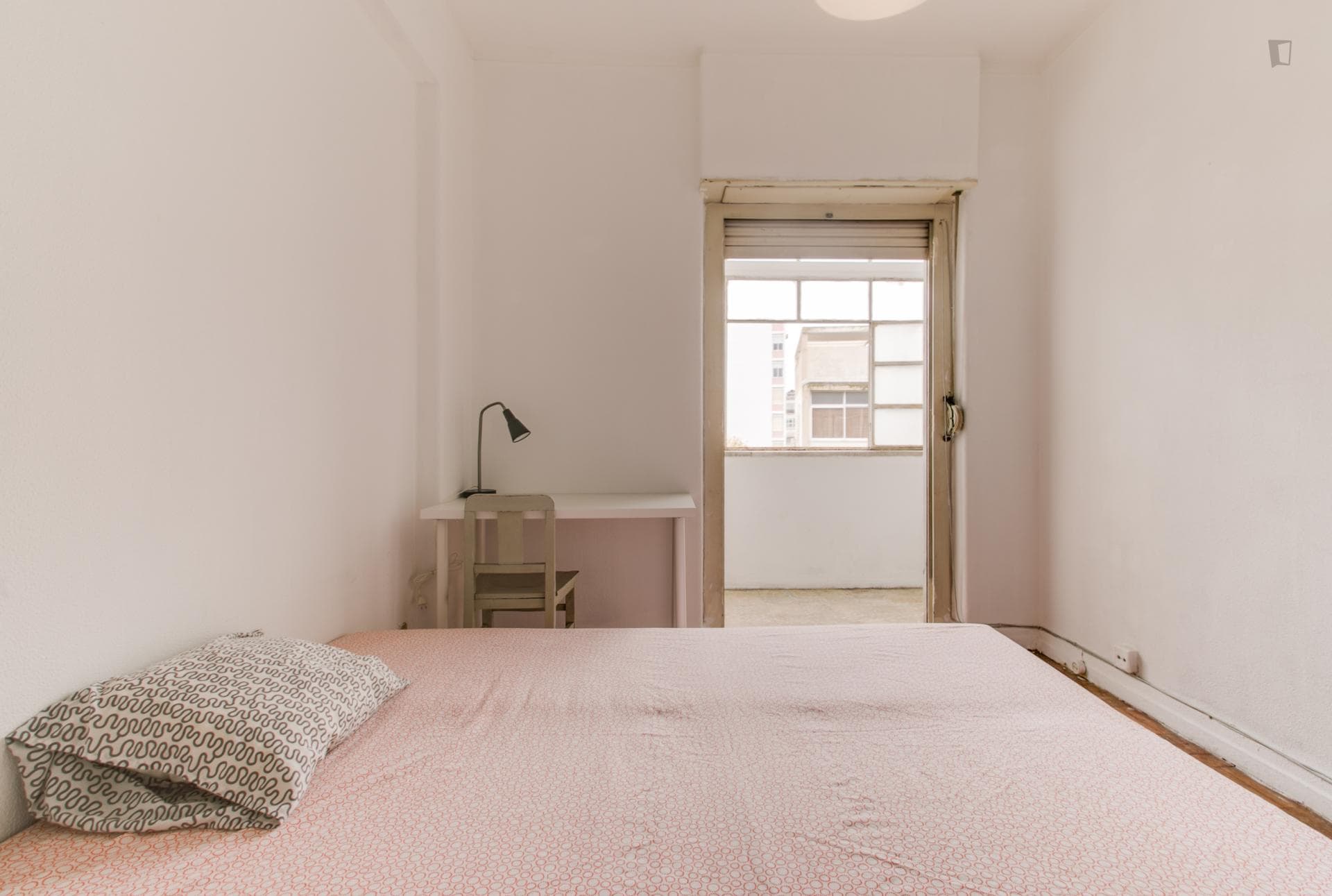Welcoming double bedroom close to Instituto Superior Economia e Gestão photo 1
