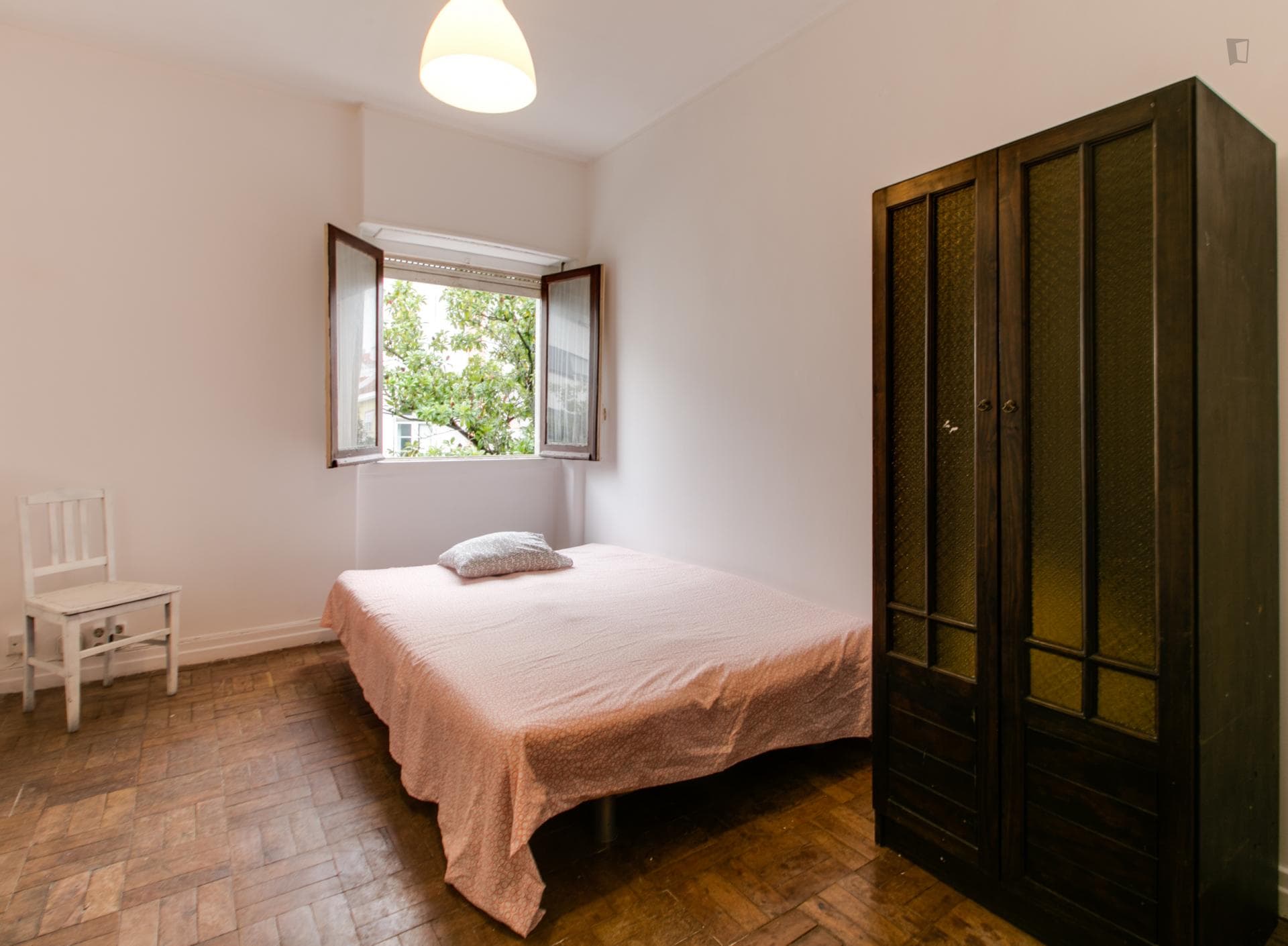 Inviting double bedroom in Estrela neighbourhood photo 1