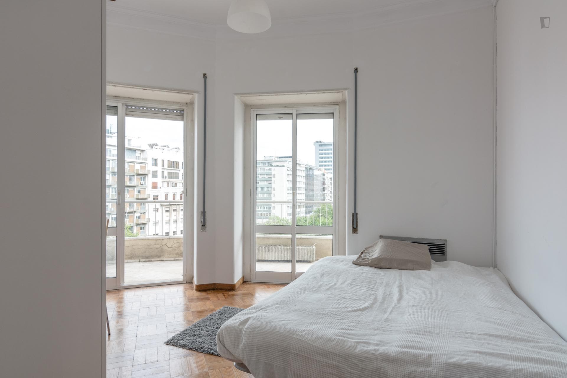 Welcoming double bedroom near Saldanha metro station photo 1
