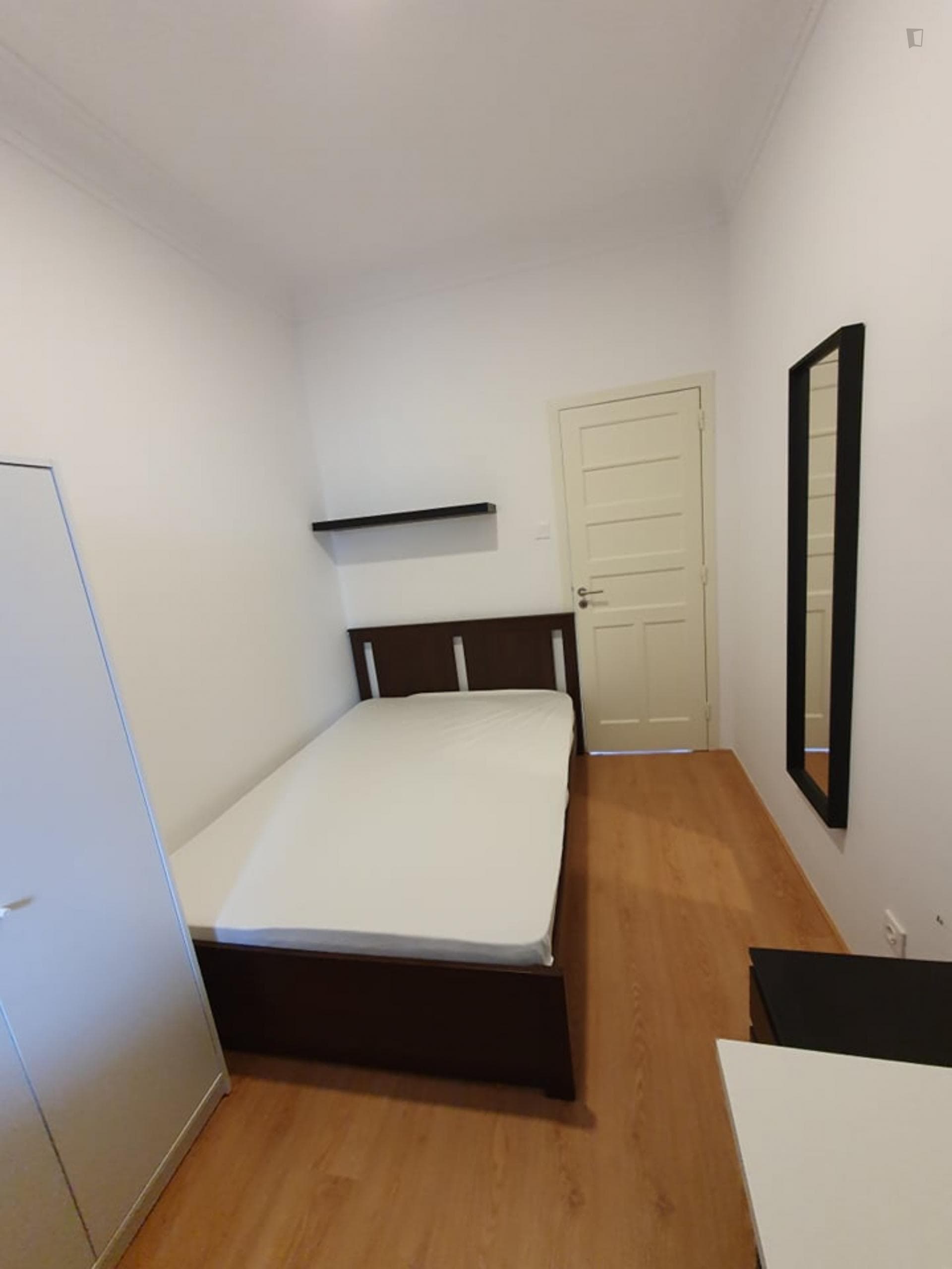 Homely double bedroom near Alameda metro station photo 1
