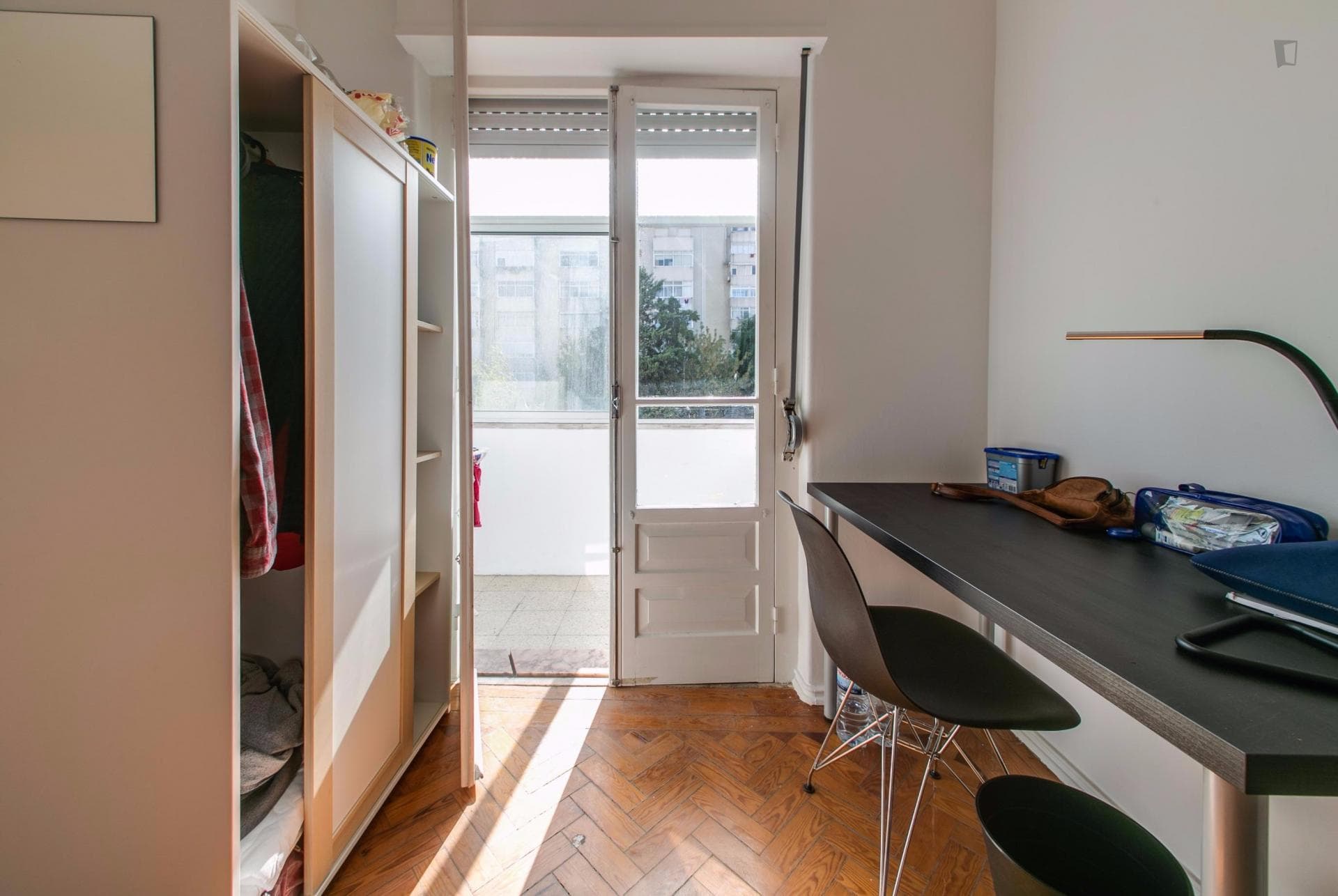 Great double bedroom close to Alto dos Moinhos metro station photo 1