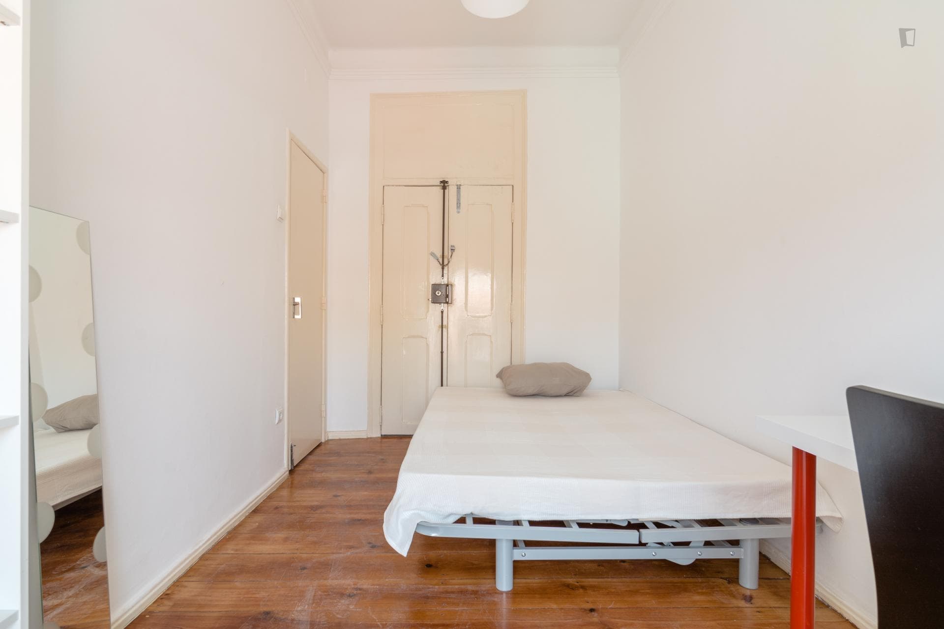 Bright double bedroom in Arroios, near Instituto Superior Técnico photo 1