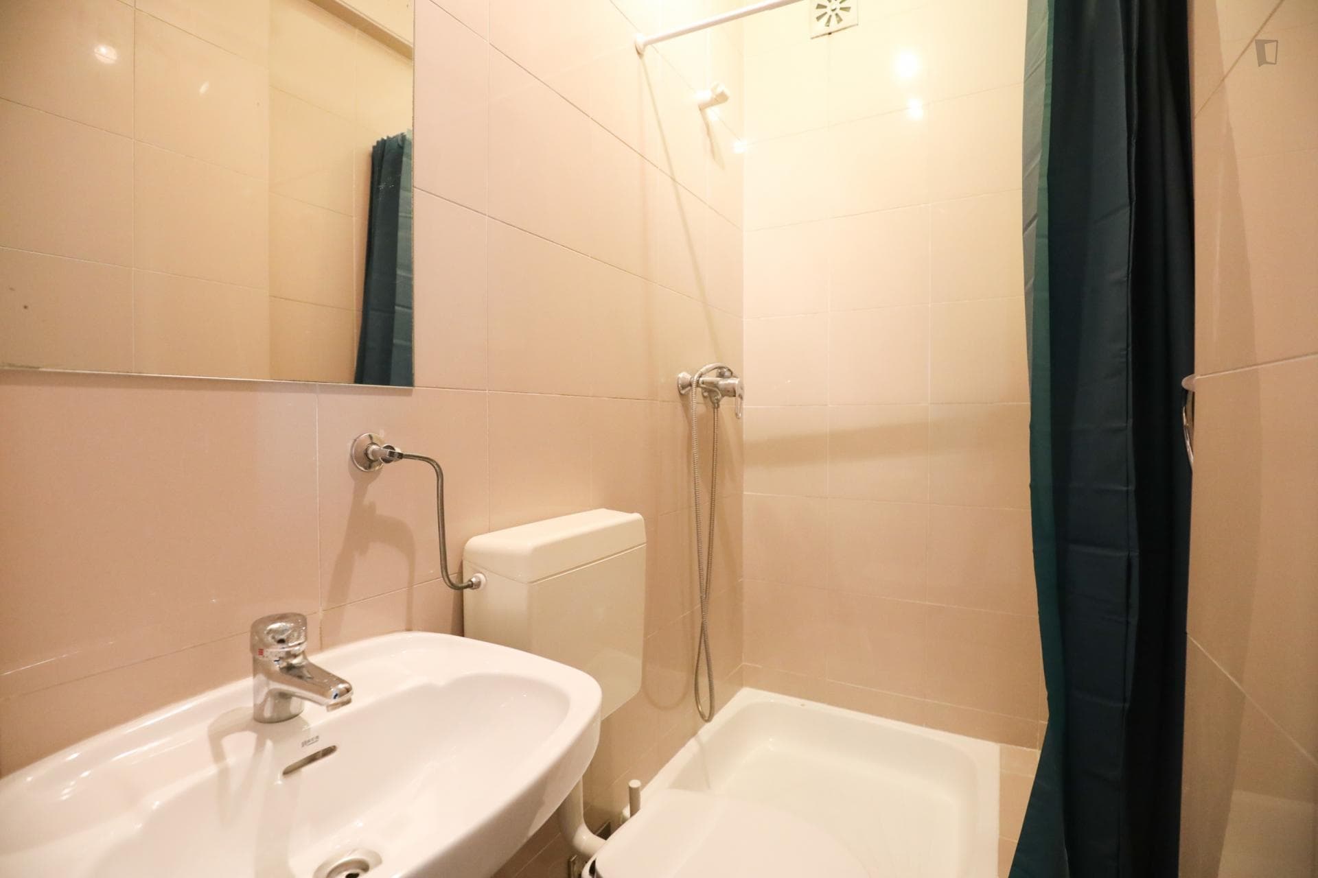 Luminous Double Bedroom in Benfica photo 1