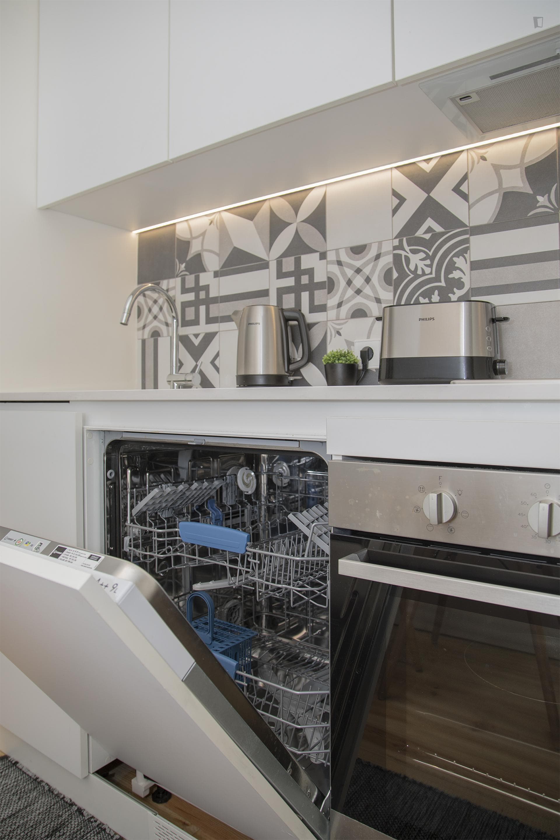 Amazing 1-bedroom apartment close to Trindade metro station photo 1