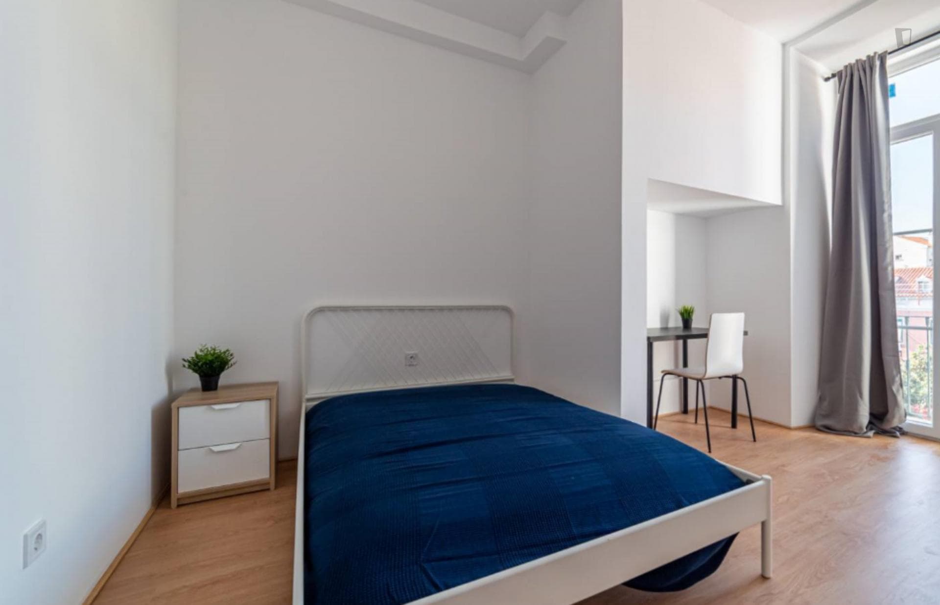 Comfortable double bedroom with a balcony, in Benfica photo 1