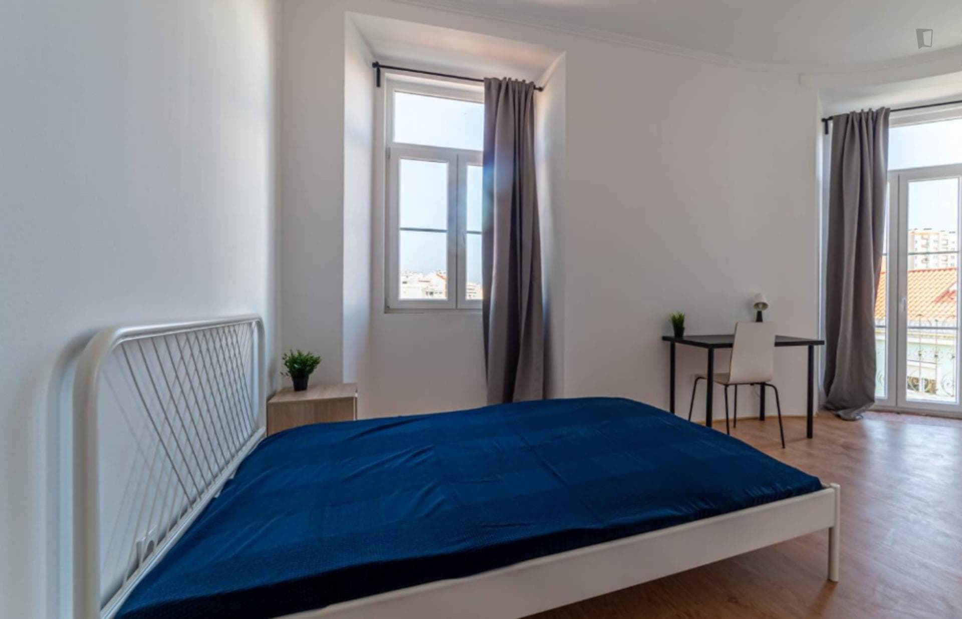 Airy double bedroom with a balcony, in Benfica photo 1