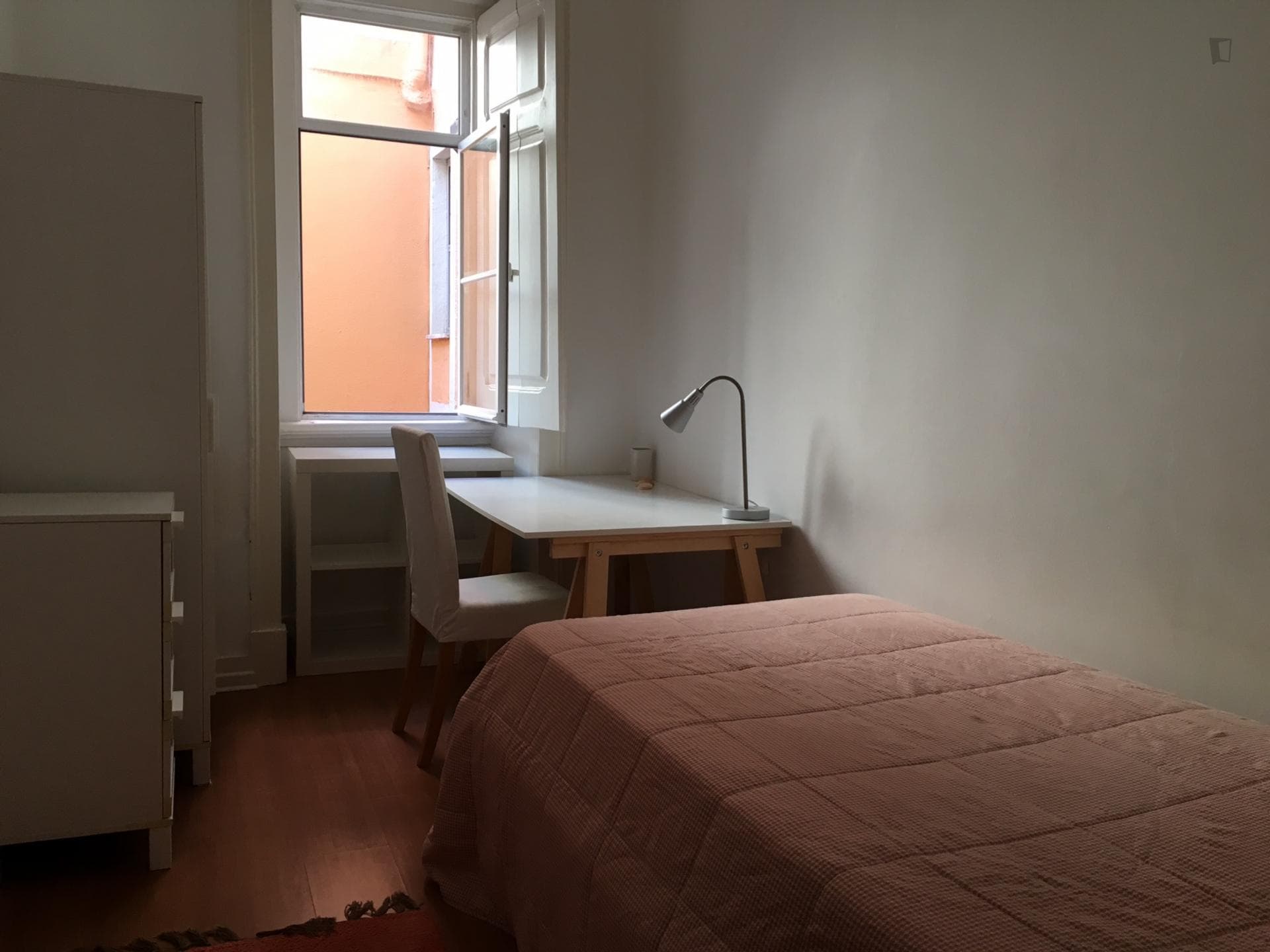 Single bedroom in 7-bedroom apartment photo 1
