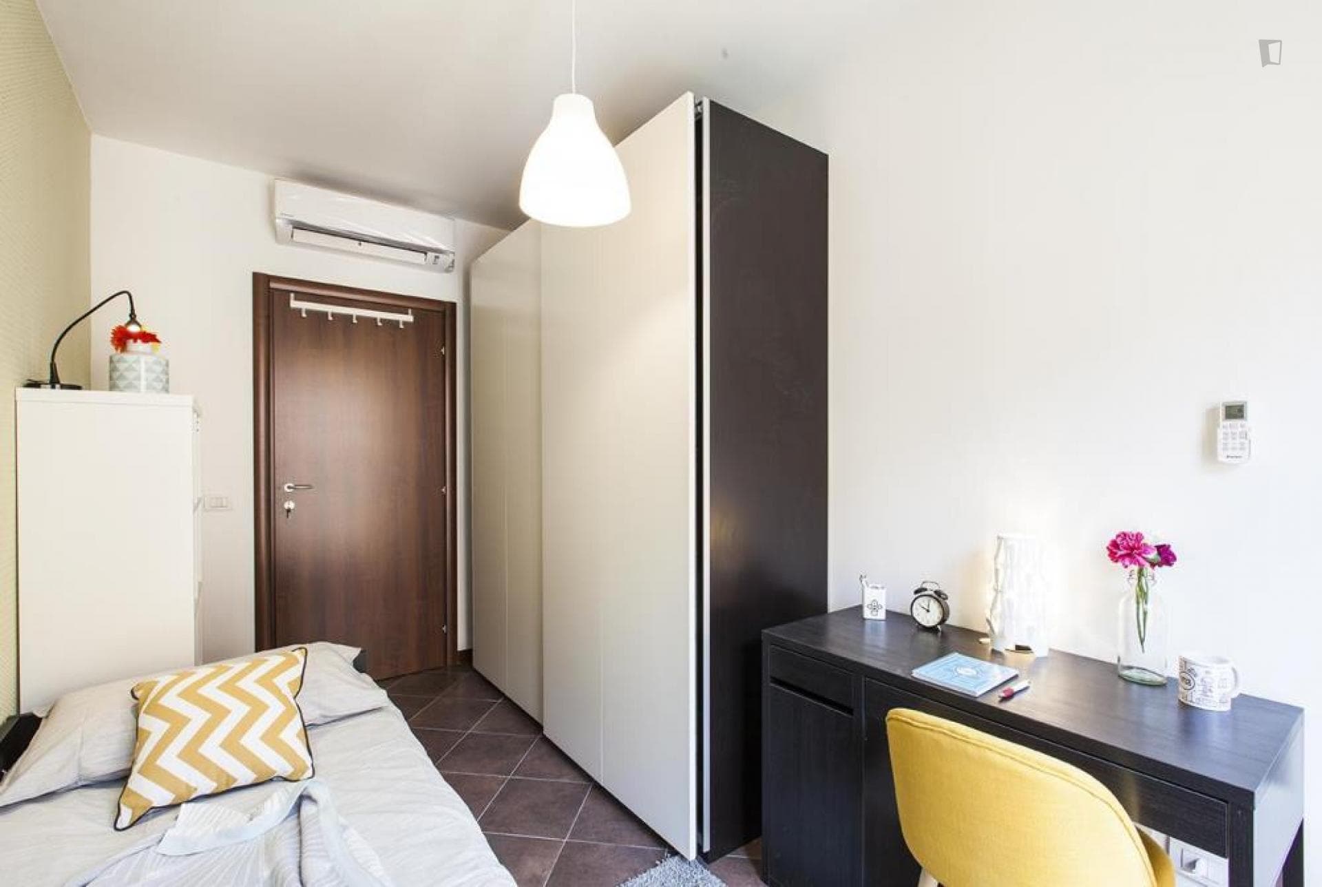 Cozy single bedroom in a 3-bedroom apartment near Corvetto metro station photo 1