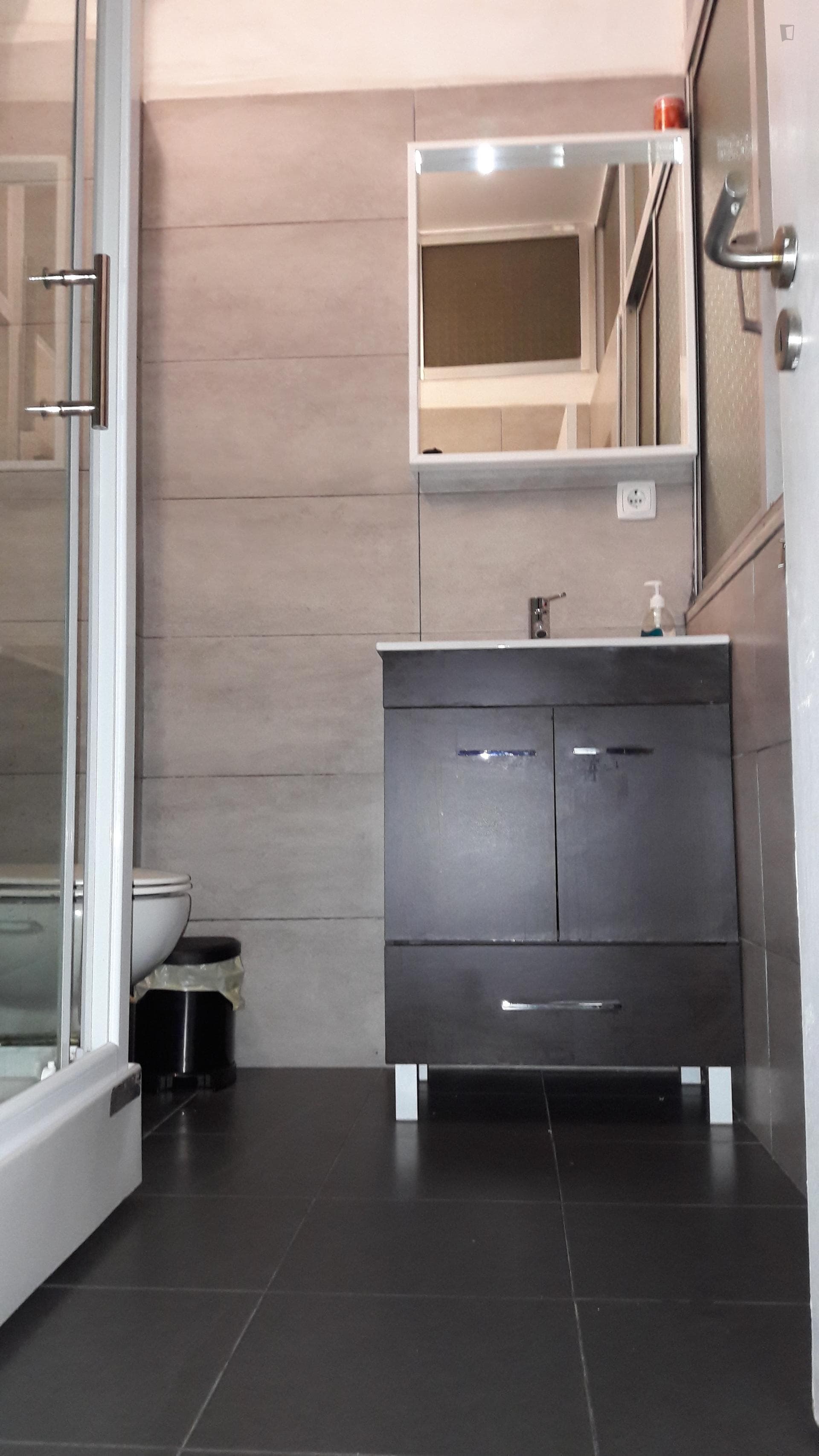 Single bedroom in 4-bedroom apartment close to Arroios photo 1