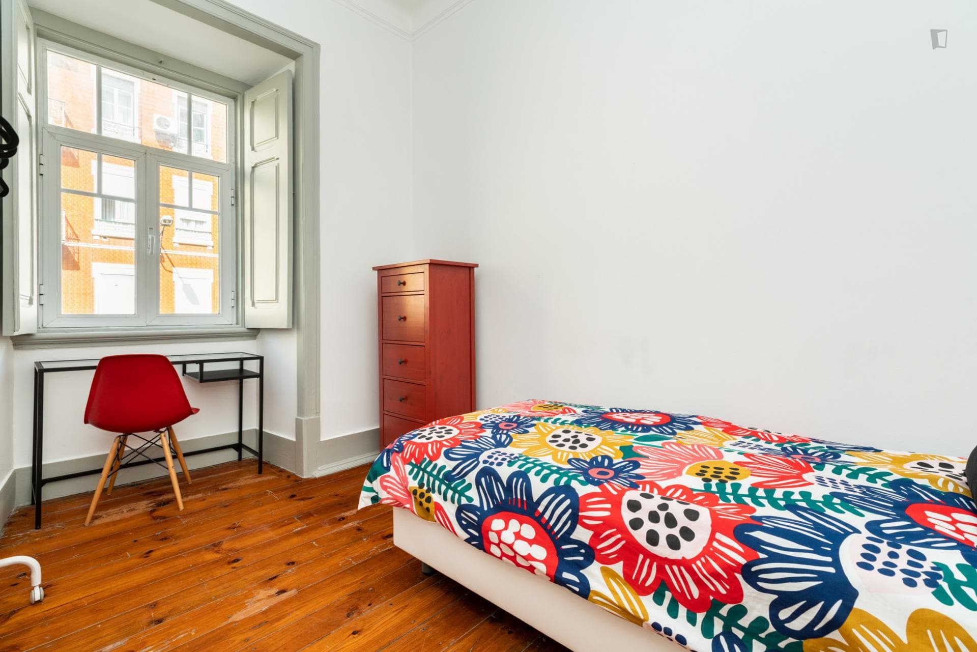 Restful single bedroom in a student flat, in Arroios photo 1