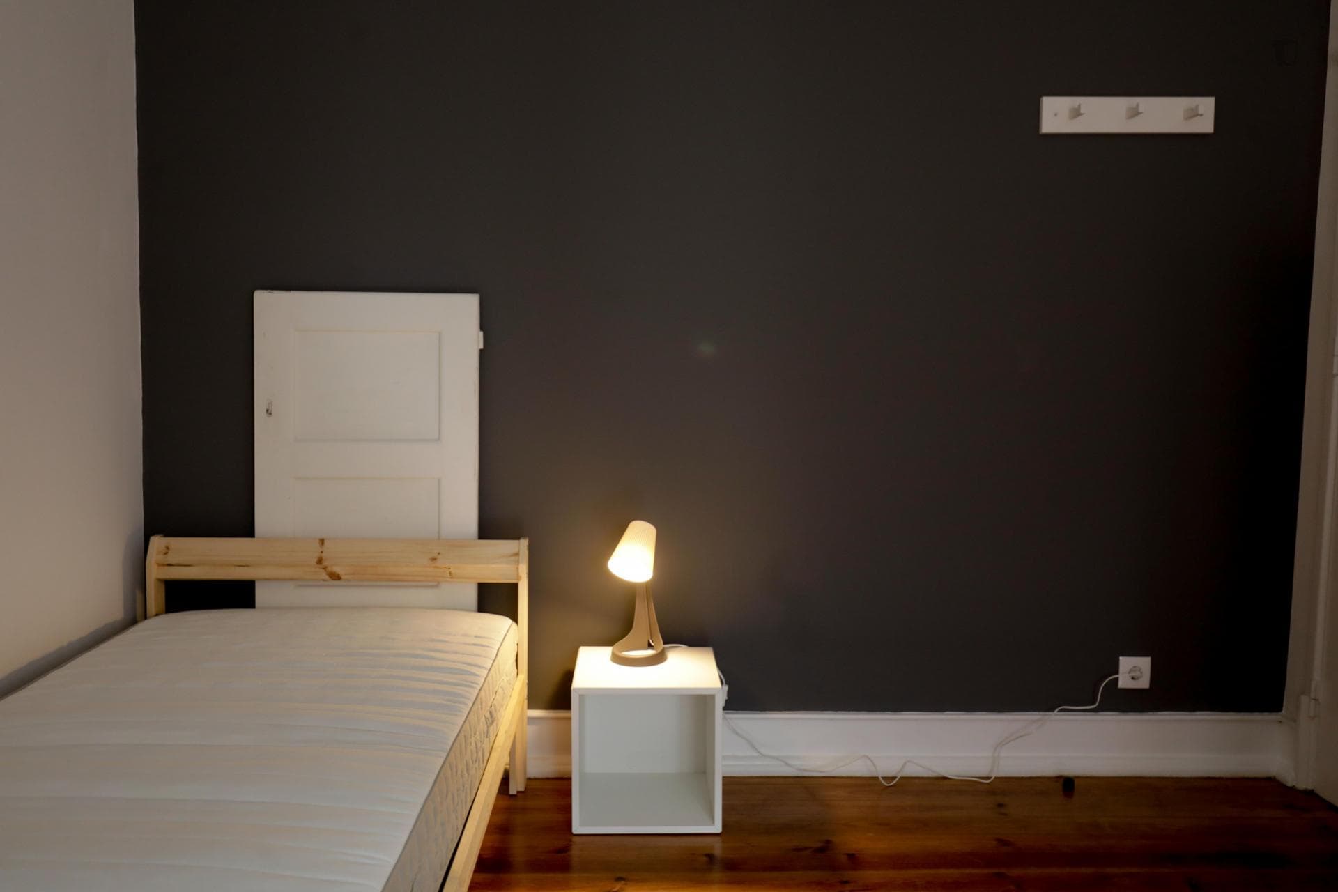 Homely single bedroom in Olaias photo 1