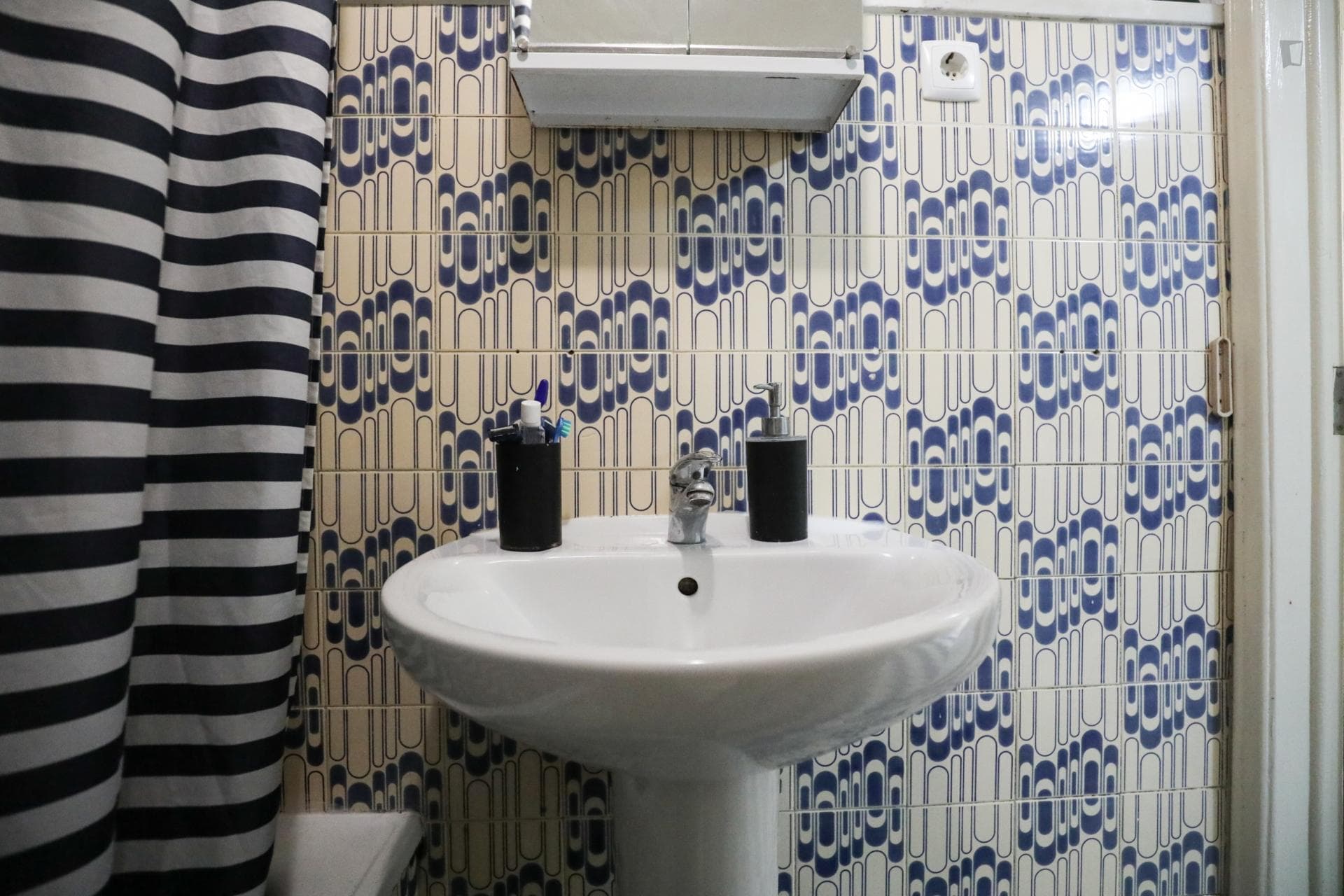 Cool double bedroom close to photo 1