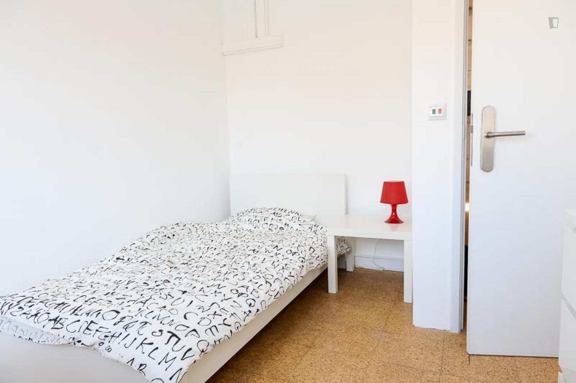 Single bedroom in top floor in cool student residence near Saldanha photo 1