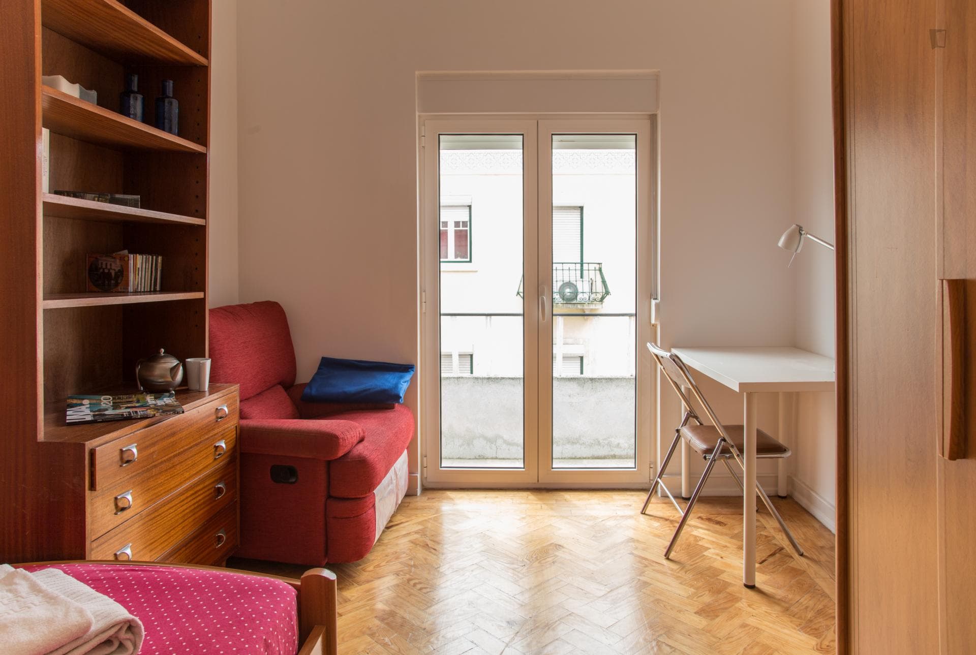 Pleasant single bedroom near the Praça de Espanha metro photo 1