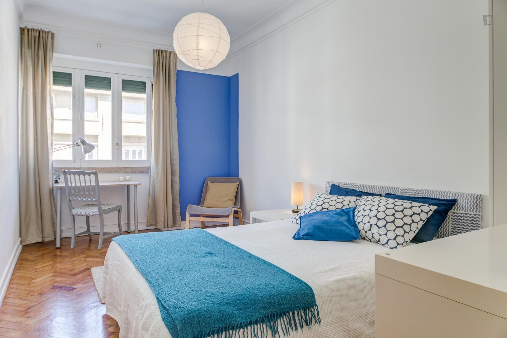 Colourful double bedroom in São Sebastião photo 1