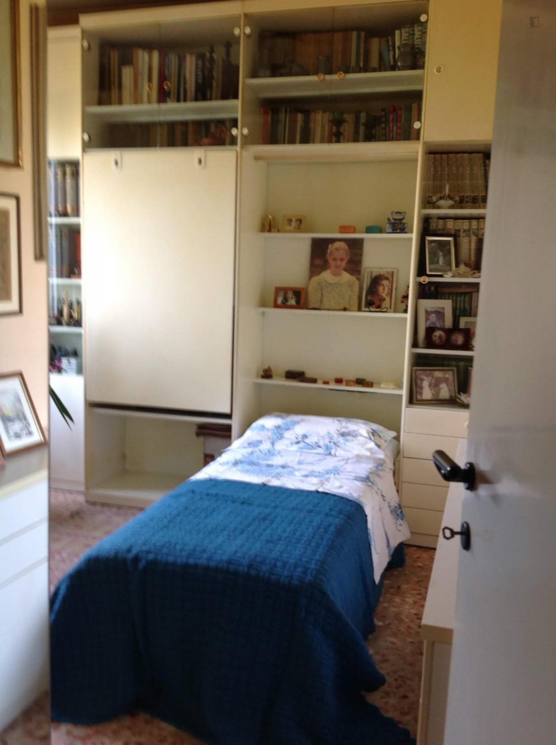 Single bedroom in a 2-bedrooms apartment photo 1